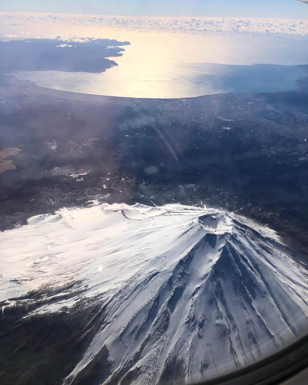 中野美奈子のインスタグラム：「飛行機乗ると、お昼寝のためにすぐ窓の日よけをおろすのですが‥‥  機長『今、富士山の上を通過しております。左の窓から少し見られるかもしれません』  ！？日よけオープン  おぉぉー 少しどころか、絵葉書レベル！！ パワーいただきました。  危うく爆睡して見逃すところだった´д` ;  #富士山 #mtfuji  #飛行機好き  #空港  #赤ちゃんのいる生活   #中野美奈子」