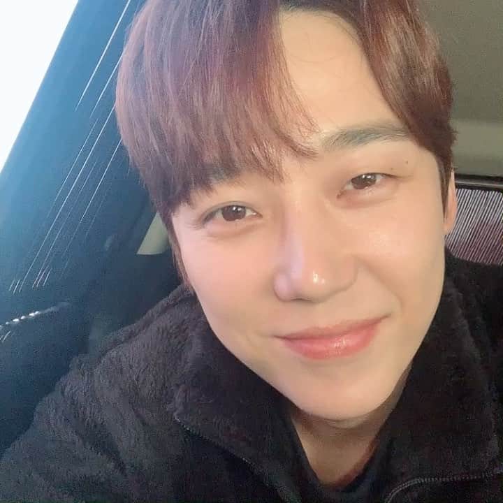 ユン・ジョンフンのインスタグラム：「⠀ 사진 모드 인 줄 알았지요 ㅎㅎ 노력하고 있습니다 🤣  #셀카」