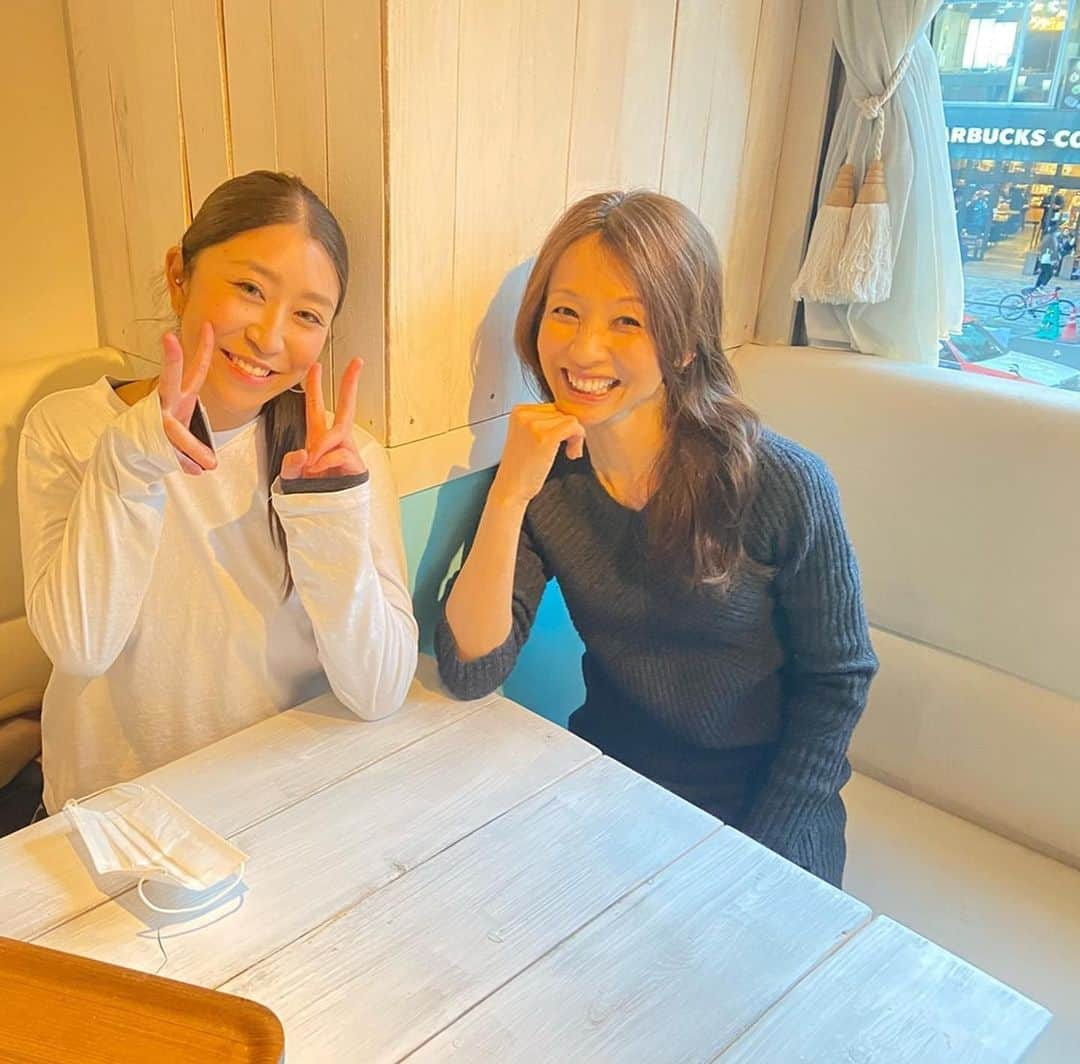 花田美恵子のインスタグラム：「ハワイから一時帰国中のお友達と2年ぶりの再会💛  お互いのご近所での待ち合わせは @teddysbiggerburgersjapan   こんなに寒い時期は特に #aloha の文字が沁みます〜☺︎  #tokyolifestyle #reunion #hawaii #friend #winter  #hawaiiancafe #itscold  #ハワイ #テディーズビガーバーガー #プレオープン中 #日本の冬 #寒いの苦手 #ハワイに帰りたい」