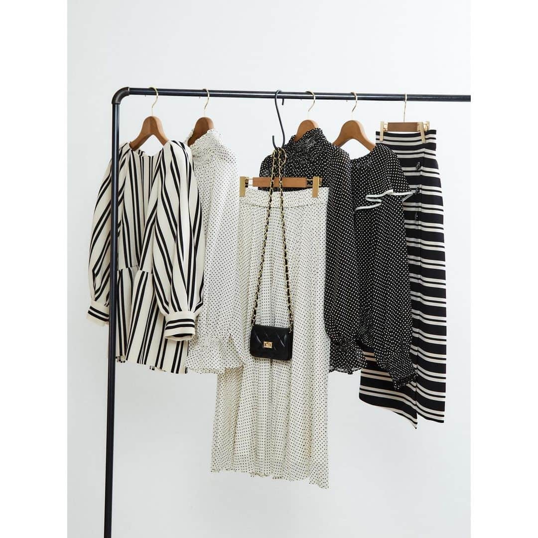 のインスタグラム：「♦︎ monotone,pattern ♦︎  本日は1月商品のTIARAらしいクラシカルなモノトーンと柄のアイテムをご紹介！  ・stripe・ TIARAらしい大胆なマルチストライプでコーディネートの主役に。 ですが、カラー展開をモノトーンにしているため主張が強すぎず合わせやすいアイテム。  ・dot・ シンプルで上品さが際立つオリジナルのピンドットプリント。 シフォンジョーゼットの透け感のある素材感で優しさをプラスし、柄物もマイルドに。  現在、店舗・オンラインストアで販売中です✨ ぜひチェックしてみてください。  ・  #TIARA #ティアラ  #melrose #メルローズ  #冬コーデ #冬ファッション #大人ファッション #大人コーデ #大人カジュアル #カジュアルコーデ #きれいめ #きれいめコーデ #きれいめカジュアル #大人女子 #エレガントコーデ #クラシカルコーデ #30代ファッション #40代ファッション #50代ファッション #モノトーン #ドットスカート #ドットブラウス #ストライプ #モノトーンコーデ」