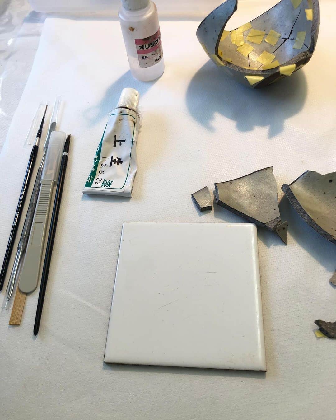 内田恭子さんのインスタグラム写真 - (内田恭子Instagram)「今年明けて初の金継ぎお稽古。前回一生懸命テープで張り合わせた器を、今日は実際に麦漆と生漆を合わせたものでくっつけていく作業。あまりにもピースが細かくて、私の作業が遅すぎて、漆が乾いてしまい、失敗！最後はひたすらコーヒー飲んでました笑。あー、次回はまた最初からやり直し。道のり長すぎる…。  My “Kintsugi” lesson has started for this year. Using lacquer as a glue, I made such a mess!! Lacquer all over the place.  I have to do all over again next time.  Someone tell me when I’ll be able to finish this piece…  #kintsugi #金継ぎ #やっぱり難しい #長い目でやっていこう #内田恭子 #kyokouchida」1月14日 14時59分 - kyoko.uchida.official