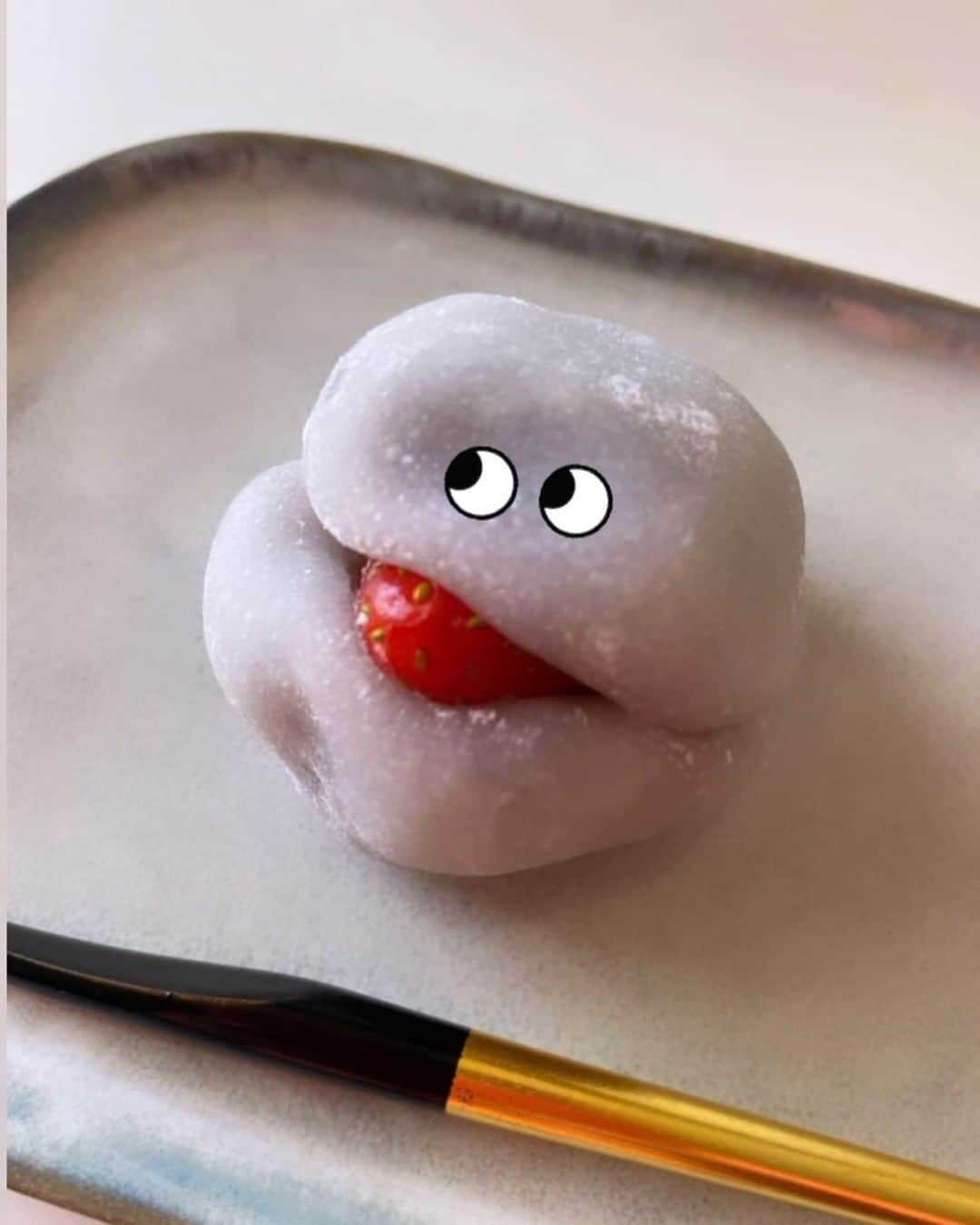 美香さんのインスタグラム写真 - (美香Instagram)「みんなはどこのいちご大福が 好きですか？ #いちご大福 #赤坂青野 #🍓」1月14日 15時10分 - mikaofficial99