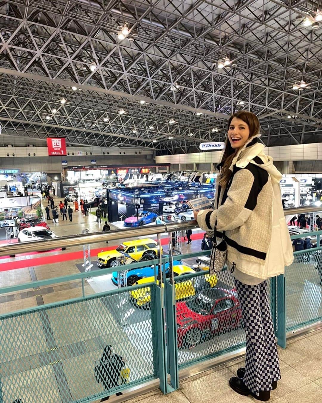 マギーさんのインスタグラム写真 - (マギーInstagram)「自分でみても子供みたいに嬉しそう〜😂 #東京オートサロン2022   車もレースも大好きだけど、 まだまだまーだ知らない事がいっぱいあるんだ！ 楽しみながらもっと学んでいきたい🏁  #パンツ🏁柄 #この日に履くって決めてた」1月15日 1時08分 - maggymoon