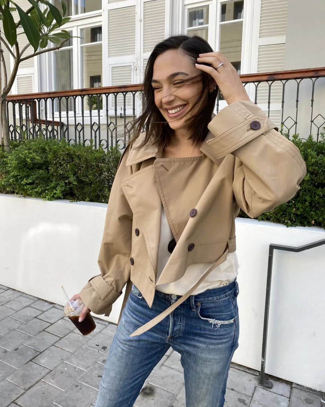 ガル・ガドットのインスタグラム：「As long as I got my coffee, I'm ready for anything 🧋」