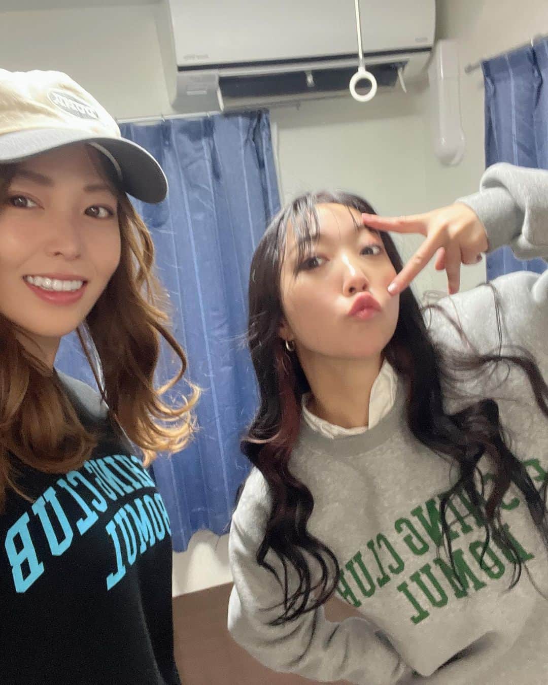 吉野七宝実さんのインスタグラム写真 - (吉野七宝実Instagram)「あさいあみ氏とEX MAXの撮影でした！！  私たちらしいってゆーか、私たちがすべき撮影で楽しかったな〜！！ 動画も色々撮って頂いたので、掲載されるの楽しみにしててね！  あさいさん、去年のEX MAXの最多出演賞とっててすごいんよ！ おめでとう！！  さすが最多ともあって現場の空気を掴みつつ自由にやってる姿はかっこよかったわ！  私が大真面目であさいさんが自由にやってる珍しい(?)撮影だったので、また改めて動画見るのとかも私自身楽しみだあ〜☺️  ほんで今日寒かったのもあって私服が二人ともBOMULのセットアップスウェットだったの🤣  衣装で持ってきたものもお揃い、私服もお揃い、 なんなら靴下までお揃いでしたwwww  スタッフさんも姉妹みたいだねって言ってくれて、和やかな雰囲気で撮影できて嬉しかったなあ〜！  #exmax」1月15日 1時19分 - shihomi0305