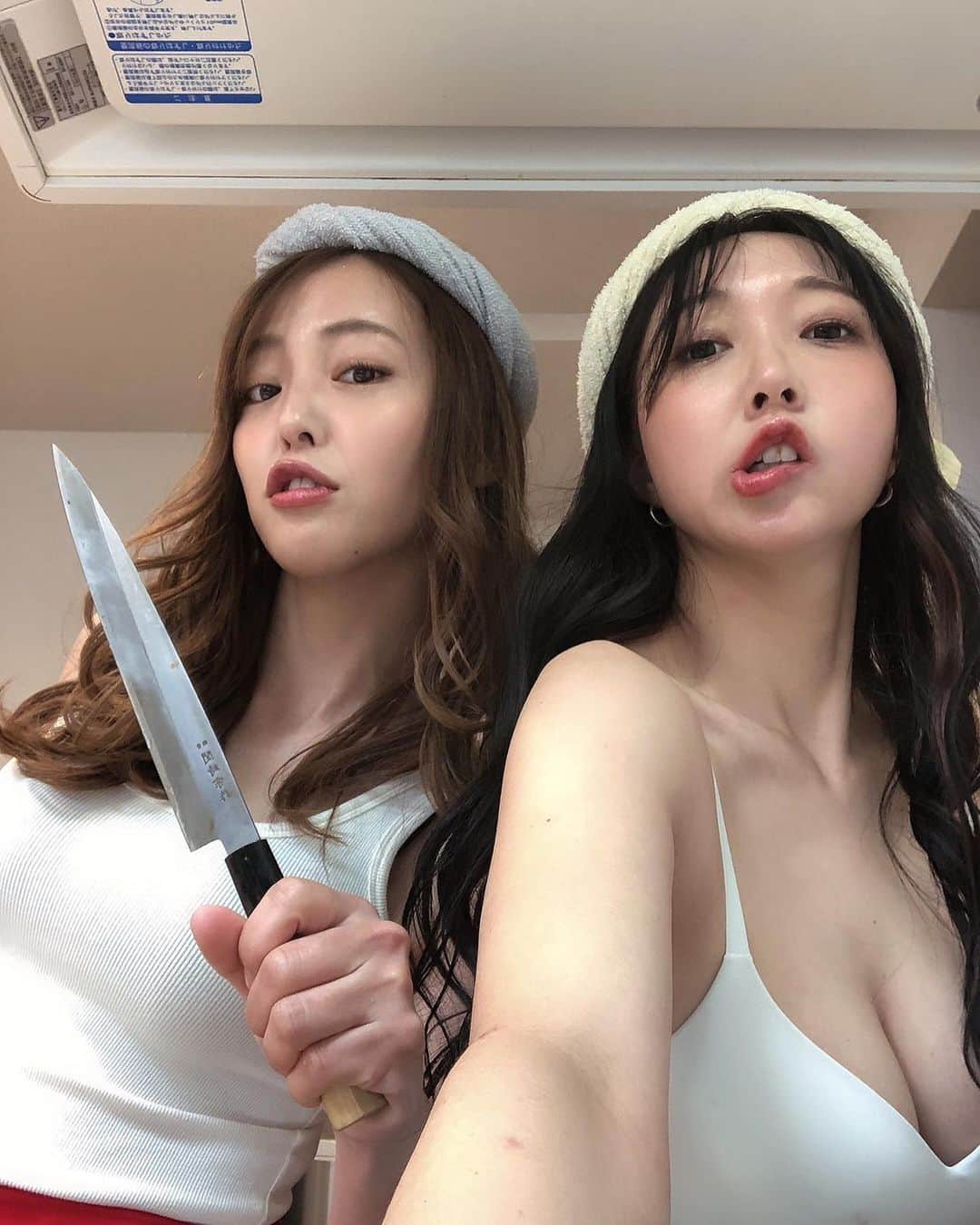 吉野七宝実さんのインスタグラム写真 - (吉野七宝実Instagram)「あさいあみ氏とEX MAXの撮影でした！！  私たちらしいってゆーか、私たちがすべき撮影で楽しかったな〜！！ 動画も色々撮って頂いたので、掲載されるの楽しみにしててね！  あさいさん、去年のEX MAXの最多出演賞とっててすごいんよ！ おめでとう！！  さすが最多ともあって現場の空気を掴みつつ自由にやってる姿はかっこよかったわ！  私が大真面目であさいさんが自由にやってる珍しい(?)撮影だったので、また改めて動画見るのとかも私自身楽しみだあ〜☺️  ほんで今日寒かったのもあって私服が二人ともBOMULのセットアップスウェットだったの🤣  衣装で持ってきたものもお揃い、私服もお揃い、 なんなら靴下までお揃いでしたwwww  スタッフさんも姉妹みたいだねって言ってくれて、和やかな雰囲気で撮影できて嬉しかったなあ〜！  #exmax」1月15日 1時19分 - shihomi0305