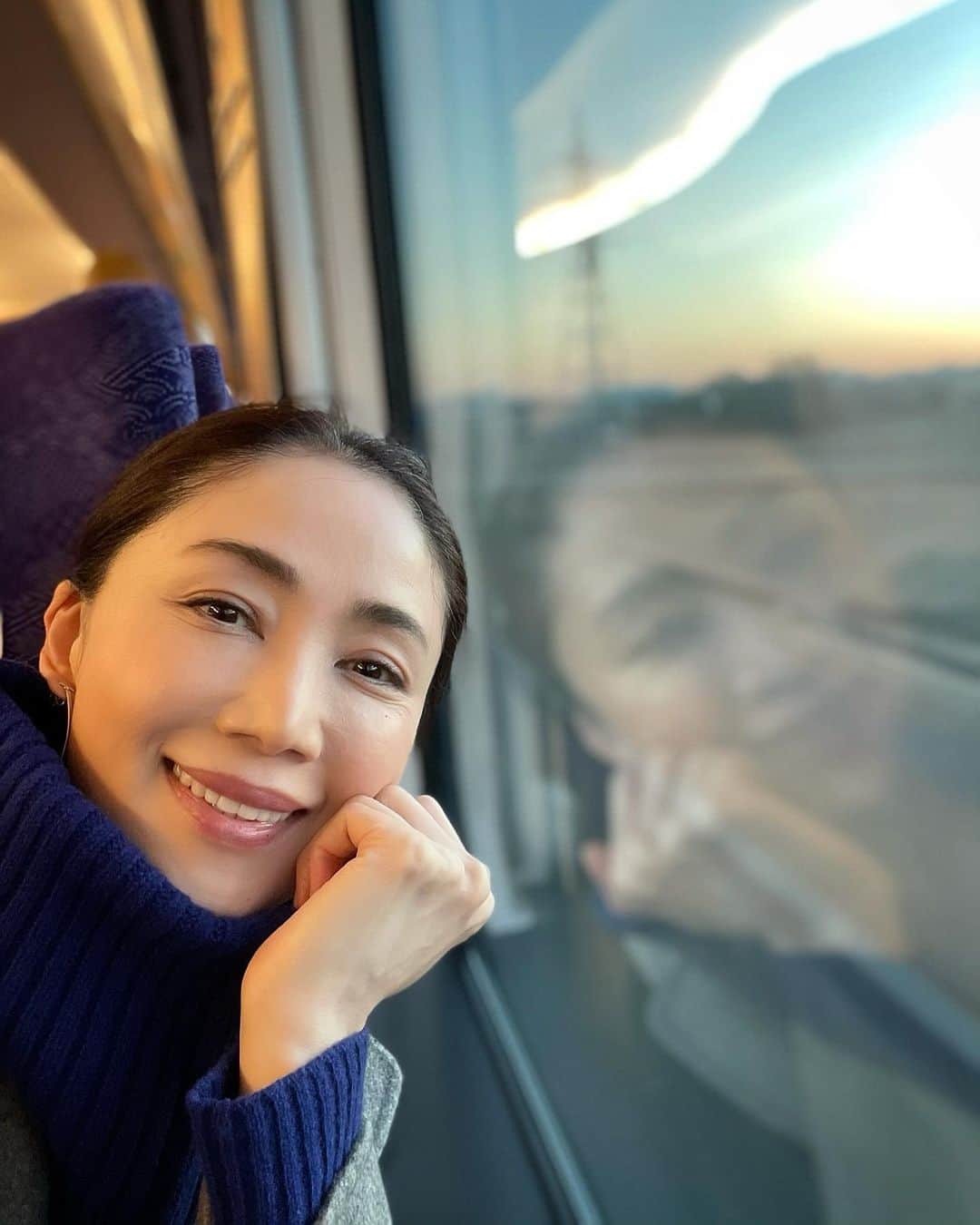 坂村かおるさんのインスタグラム写真 - (坂村かおるInstagram)「・ 連日の撮影を終え、地元へ帰宅。 ・ 今日は、特急リバティー号車窓にて‥ ・ 夕暮れをお届けします☺️ ・ お疲れ様でした。 ・ ・  いつも「いいね♡」を頂きありがとうございます。 皆様のお言葉に励まされています☺️☺️  #美ST #美魔女 #team美魔女 #クィーンオブ美魔女 #国民的美魔女コンテスト #坂村かおる #トータルビューティーアドバイザー #美しく老いる #美容好きと繋がりたい #コスメ好きと繋がりたい #ファッション好きと繋がりたい #今日のコーデ #お洋服好きと繋がりたい #美魔女が変わる #美意識高い人と繋がりたい #トータルバランス #車窓 #特急リバティー #美スト撮影 #」1月14日 17時05分 - kaoru.sakamura