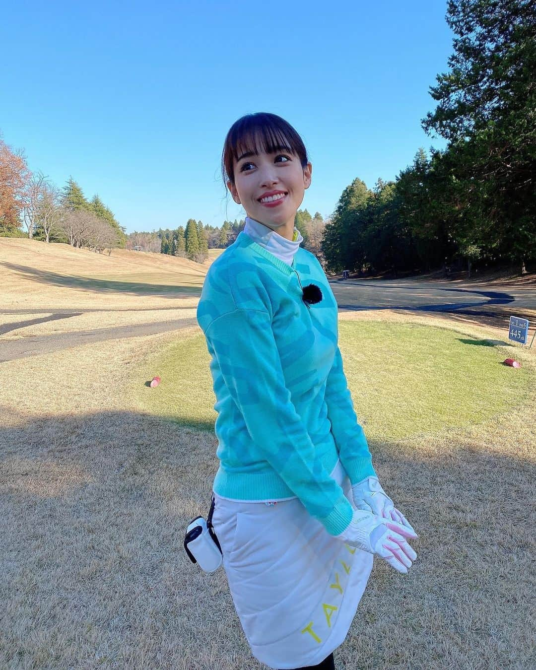 鷲見玲奈さんのインスタグラム写真 - (鷲見玲奈Instagram)「. 最近は暇さえあれば色んな人とゴルフに行っています⛳️  寒い時期ですが、楽しくてやめられない😂  そして  @taylormade_golf_japan のYouTubeにて挑戦中の「半年で100切りチャレンジ！」  中間テストでラウンドに行ってきました…！！  ミラクル起きてます😂  ぜひご覧下さい！！笑  今の時期のゴルフ場はとっても寒いですが、テーラーメイドのウェアのお陰で全然いけちゃいます✨  真冬はヒートテック、アンダーウェア、ニット、ダウンベスト、長袖ダウンの重ね着。  下はタイツとダウンスカートとレッグウォーマーです🐥  テーラーメイドのダウンはしっかり暖かいのに着膨れしないから好き。  あと個人的にイヤマフ付けるとかなり寒さが和らぐのでオススメです☺️  #TaylorMade #TaylorMadeGolf #ゴルフ女子 #ゴルフレッスン #ゴルフ初心者 #ゴルフウェア #ゴルフコーデ #ゴルフ場 #ゴルフ #冬ゴルフ #冬ゴルフコーデ  #冬ゴルフウェア」1月14日 17時18分 - sumi__reina