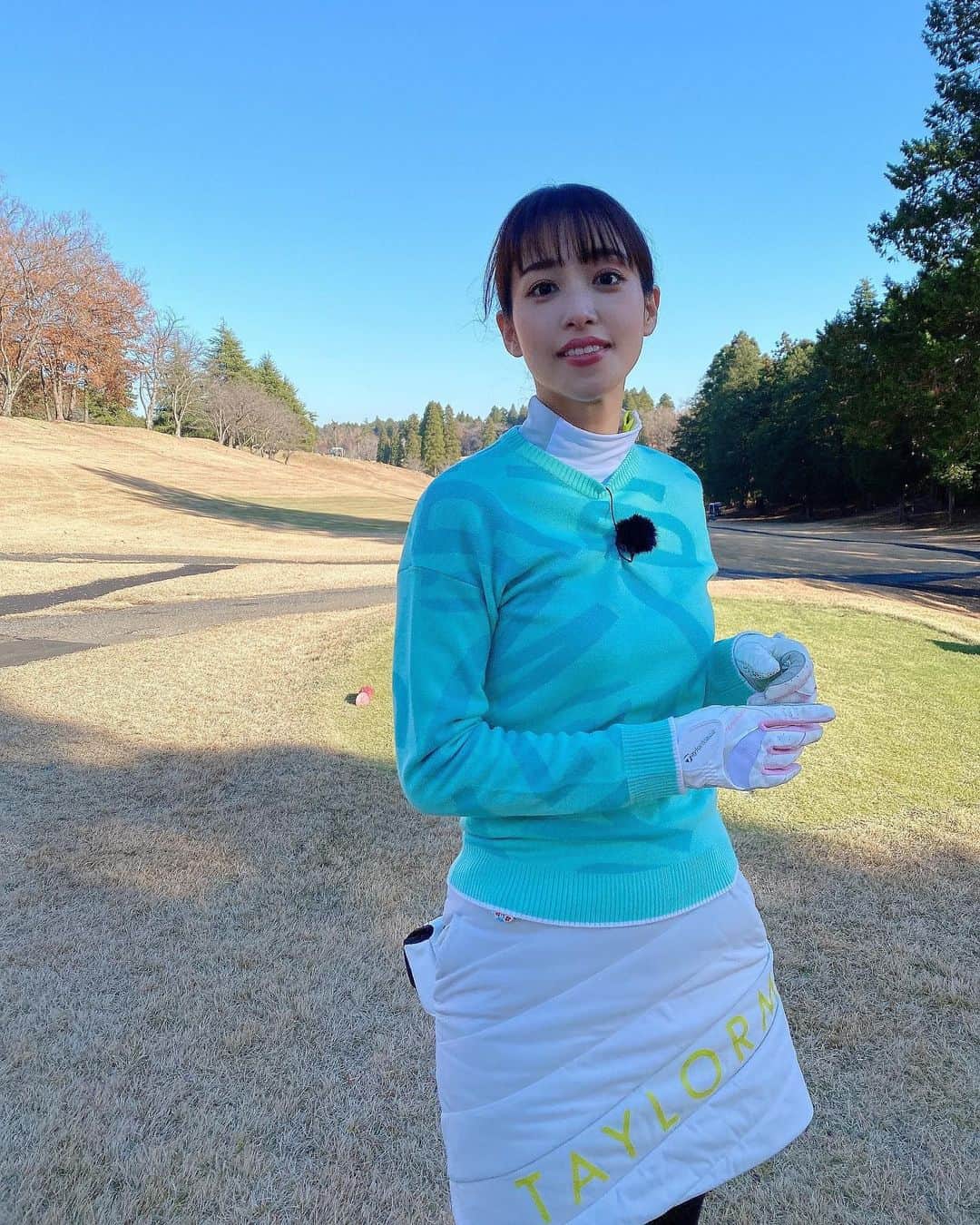 鷲見玲奈さんのインスタグラム写真 - (鷲見玲奈Instagram)「. 最近は暇さえあれば色んな人とゴルフに行っています⛳️  寒い時期ですが、楽しくてやめられない😂  そして  @taylormade_golf_japan のYouTubeにて挑戦中の「半年で100切りチャレンジ！」  中間テストでラウンドに行ってきました…！！  ミラクル起きてます😂  ぜひご覧下さい！！笑  今の時期のゴルフ場はとっても寒いですが、テーラーメイドのウェアのお陰で全然いけちゃいます✨  真冬はヒートテック、アンダーウェア、ニット、ダウンベスト、長袖ダウンの重ね着。  下はタイツとダウンスカートとレッグウォーマーです🐥  テーラーメイドのダウンはしっかり暖かいのに着膨れしないから好き。  あと個人的にイヤマフ付けるとかなり寒さが和らぐのでオススメです☺️  #TaylorMade #TaylorMadeGolf #ゴルフ女子 #ゴルフレッスン #ゴルフ初心者 #ゴルフウェア #ゴルフコーデ #ゴルフ場 #ゴルフ #冬ゴルフ #冬ゴルフコーデ  #冬ゴルフウェア」1月14日 17時18分 - sumi__reina
