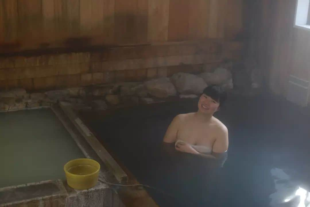 しずかちゃんのインスタグラム：「有名な黒いお湯 #温泉#onsen#hotsprings#混浴#mixbath#温泉モデル#しずかちゃん#温泉モデルしずかちゃん#日本#japan #japanesegirls#入浴#bathing#塩原温泉郷#黒湯#秘湯#栃木県#温泉女子#旅#旅行」