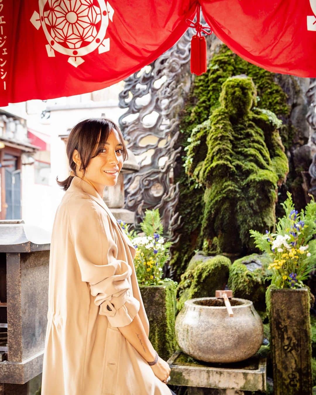 アンナ・オルティス（イニエスタの妻）のインスタグラム：「Y de repente… en medio de una gran ciudad encuentras un oasis de paz 🤍✨  街には…心が落ち着く場所があります🤍✨」
