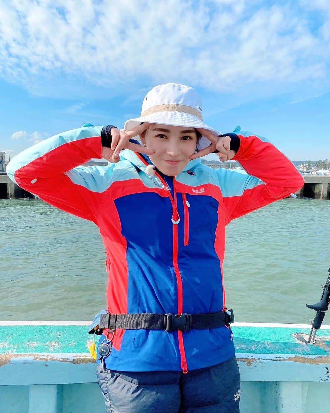 のインスタグラム：「またまた つーぴーす✌️笑 ⁡ 冷え性で❄️ 寒いのが苦手なので🥶 ⁡ 冬の釣りは🎣 インナー2枚、ティシャツ、 薄手のダウン、フリース、ウェアーを 着ています🤫 後カイロを全身に20枚は貼ってます😂笑 ⁡ このjackのウェアー カラフルで凄く可愛いくてお気に入りです🥰 それに上下中が ダウン調になっていて防寒はばっちり✌️'' ⁡ ⁡ ⁡ ⁡ ⁡ ⁡ ⁡ ⁡ ⁡ ⁡ ⁡ ⁡ ⁡ #enjoy #smile #ootd #happy #love #half #model #kt #me #instdiary  #fathion #japan ⁡#jackwolfskin #fishing」