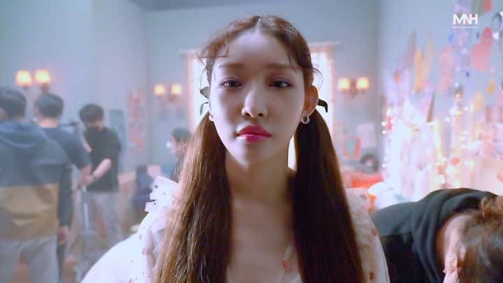 のインスタグラム：「[📹] #C_HAind  청하의 아침맞이  ▶ youtu.be/7PPbV5m9Nso  #청하 #CHUNGHA  #청하의_아침_루틴」