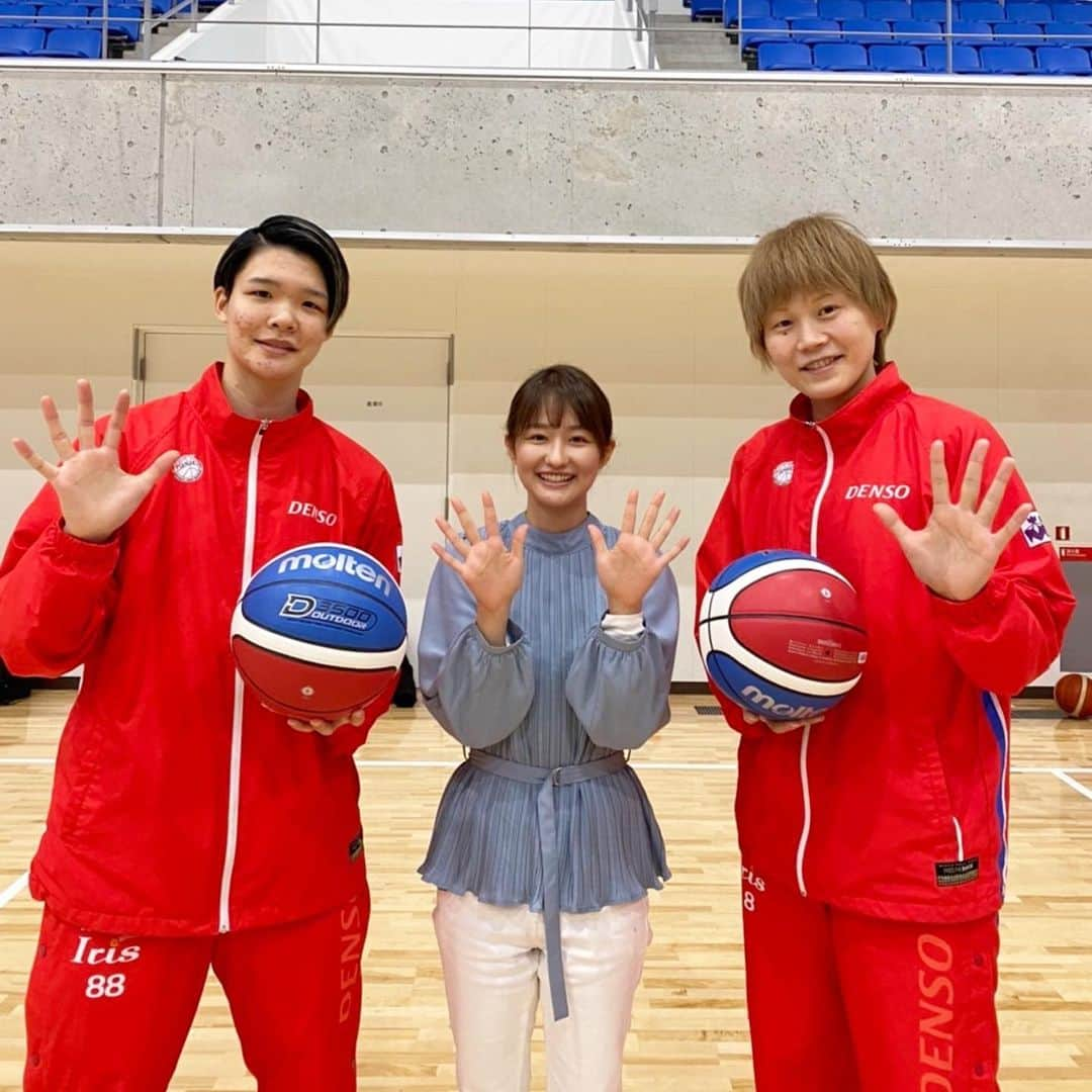 佐藤ちひろさんのインスタグラム写真 - (佐藤ちひろInstagram)「明日11時からの #HIGHFIVE は…⛹️‍♂️   🤖最強AIロボ vs 五輪銀メダルコンビ⛹️‍♀️  最強AIロボ　CUE5は、 連続フリースロー2020回成功のギネス記録を持つ、まさに最強の刺客😎  対するのは、東京五輪で3Pの成功率53%を叩き出した髙田真希選手とオールラウンダー赤穂ひまわり選手の女子日本代表コンビ😉  ロボットと人類の究極シュート対決 ぜひ、ご覧ください！  ※写真を撮る時だけマスクを外しています  #バスケ　#バスケットボール　#basketball #🏀　#バスケ女子  #日本代表　#最強　#ai  #対決」1月14日 18時03分 - chihiro.sato_ex