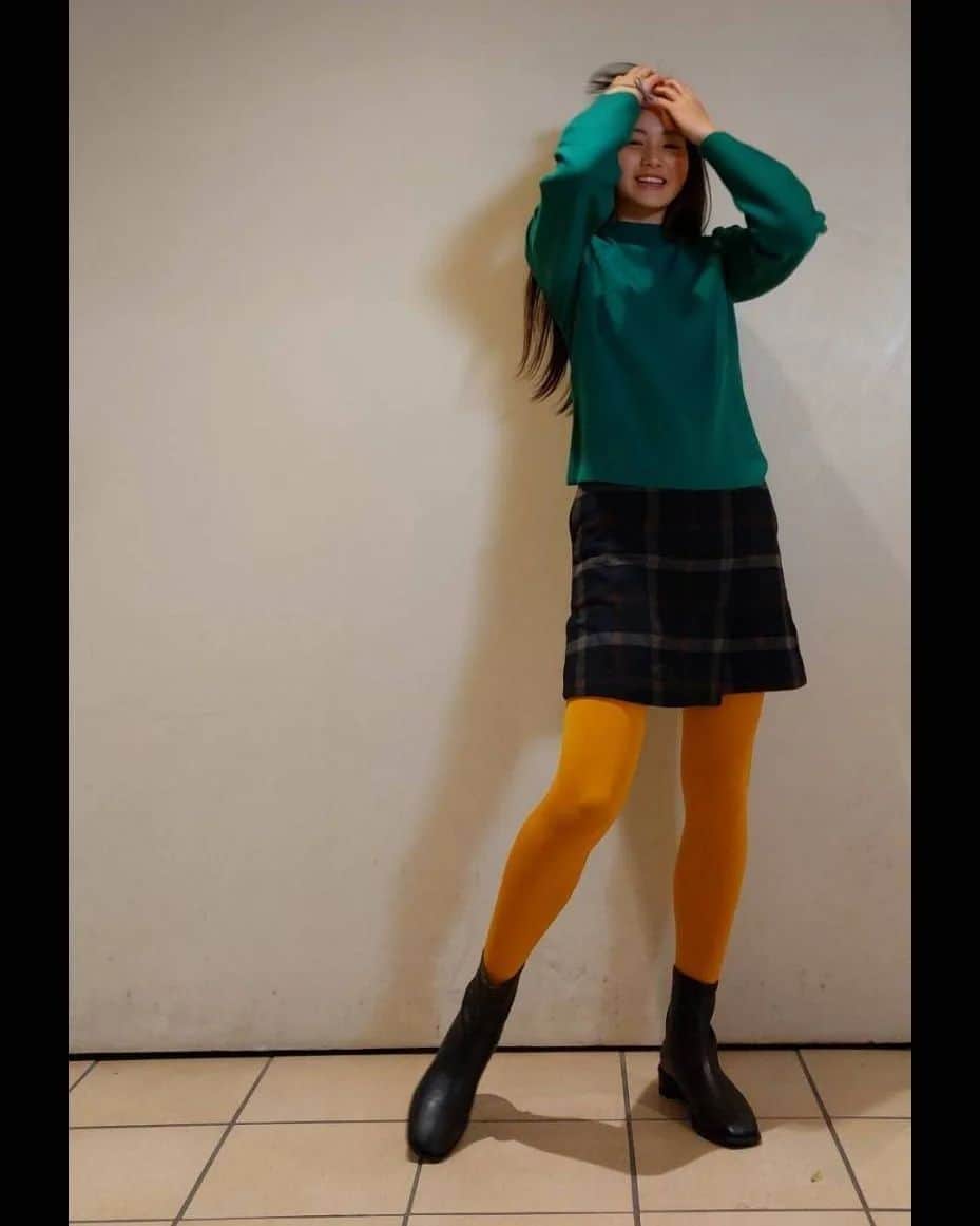 丸本凛のインスタグラム：「マネージャーさんに頂いたので、久々のスカートです🧣  #photooftheday #instamood #instamood #ootd #skirtstyle #カラータイツ #ミニスカート #コーディネート #全身 #ショートブーツ #japanesegirl #sixteenyearsold #green × #yellow」
