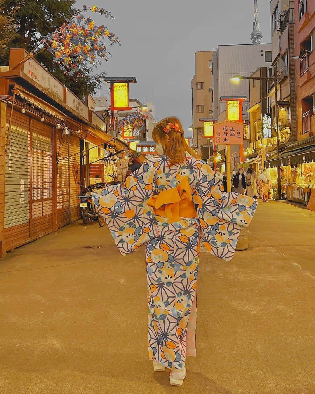 唯月みらいさんのインスタグラム写真 - (唯月みらいInstagram)「この写真お気に入り☺️🍁🧡  ポイントはスカイツリーも入る画角で 撮ったことらしい、さすがです🤝  風情のある街すき👨🏻‍🦳🍵」1月14日 18時24分 - a_rin.popo