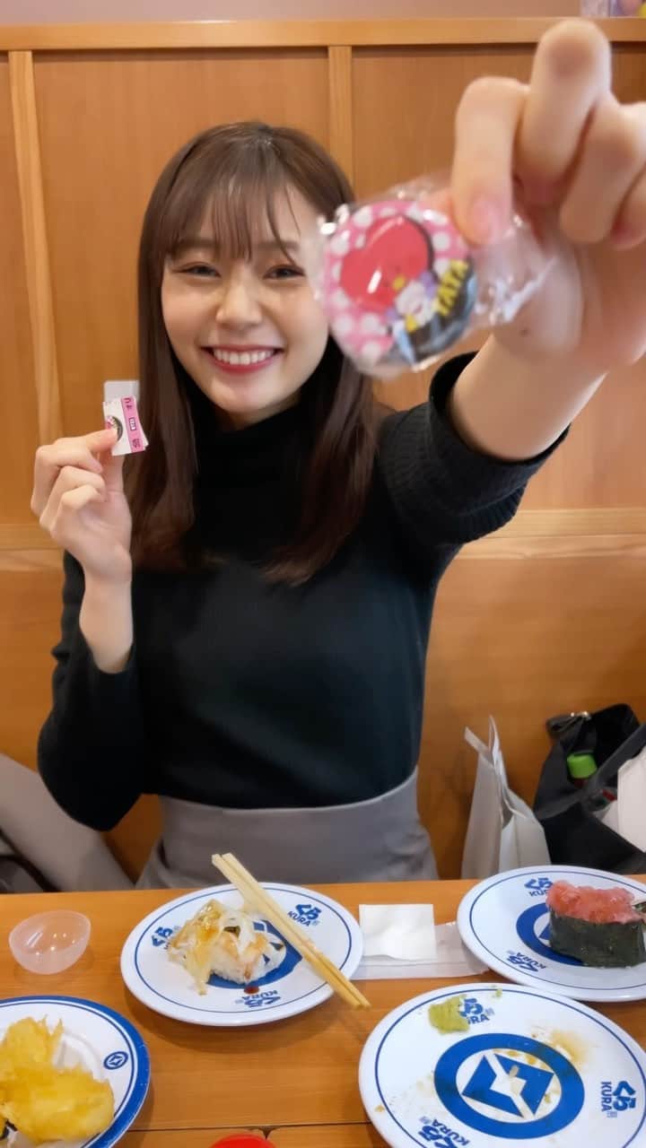 杉浦みずきのインスタグラム：「くら寿司でびっくらポン当てるまで帰れまてん🍣　1人10皿以上食べました😂　  びっくらポンの中身はBTSのキャラの缶バッチでした！可愛かった！😂」