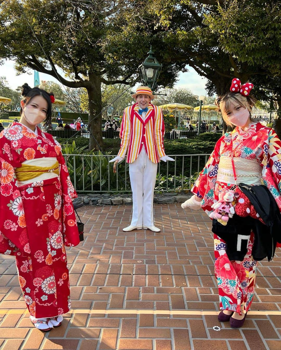 九条ねぎ あぴるさんのインスタグラム写真 - (九条ねぎ あぴるInstagram)「kimono Disney❤️  かえるちゃんとお正月イベント中のディズニーランドに着物で遊びに行きました🥰ショー見たりキャラクターと会ったりメインのディズニー初めてだったけど凄く楽しかった😍✨✨  結局1日着物で遊んでたよ☺️  撮影時以外はマスク着用しています😷  ディズニーオタクのかえるちゃんと一緒に行くといつも知らなかったことたくさん知れてたのしい！！  Went to Tokyo Disneyland wearing a kimono for fun! They were having a New Year's event, so the characters were also wearing kimonos ☺️. It was a lot of fun.  #disneyland #disney #kimono #tokyo #japan #japanesegirl #着物　#ディズニーコーデ #ディズニーランド」1月14日 18時24分 - negi_kujyo