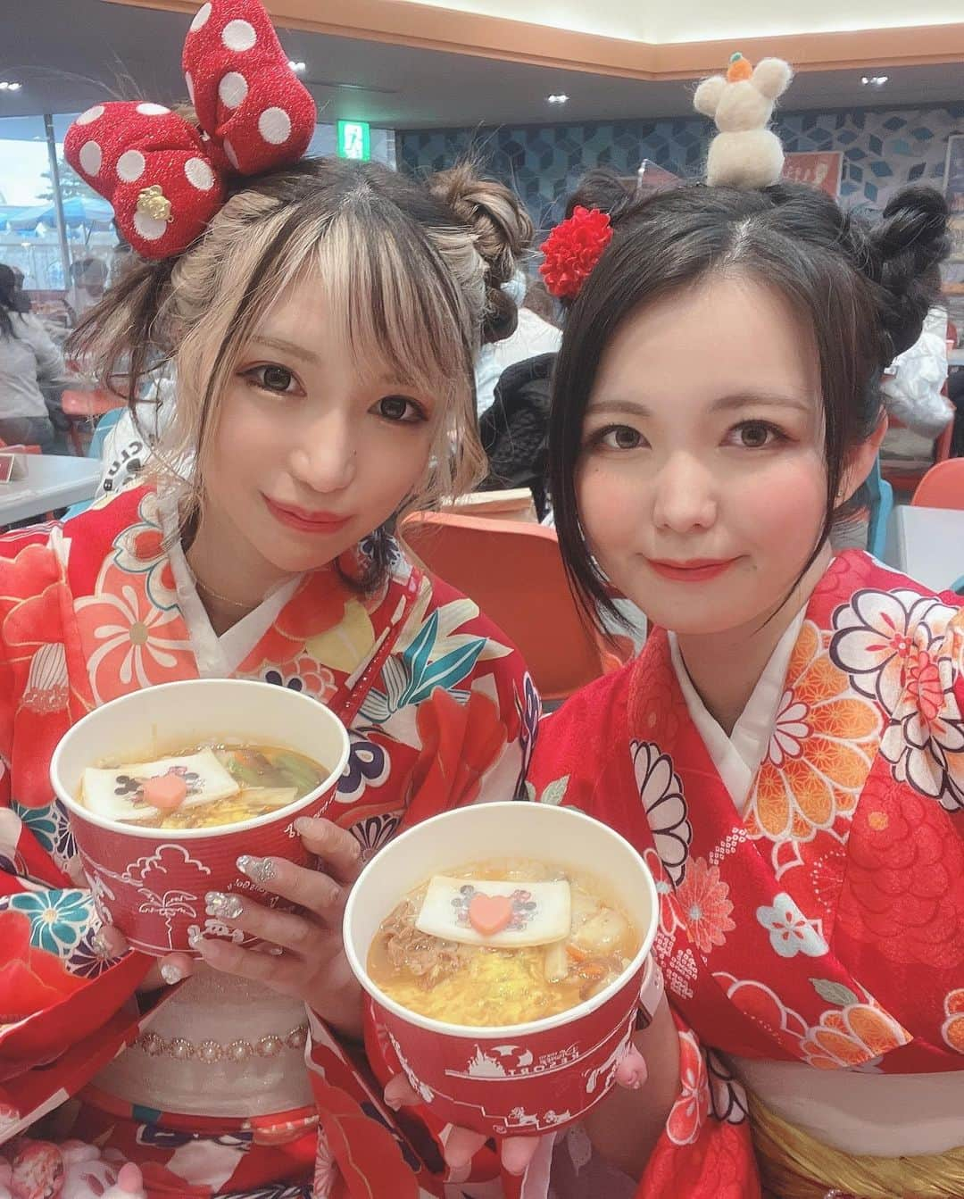 九条ねぎ あぴるさんのインスタグラム写真 - (九条ねぎ あぴるInstagram)「kimono Disney❤️  かえるちゃんとお正月イベント中のディズニーランドに着物で遊びに行きました🥰ショー見たりキャラクターと会ったりメインのディズニー初めてだったけど凄く楽しかった😍✨✨  結局1日着物で遊んでたよ☺️  撮影時以外はマスク着用しています😷  ディズニーオタクのかえるちゃんと一緒に行くといつも知らなかったことたくさん知れてたのしい！！  Went to Tokyo Disneyland wearing a kimono for fun! They were having a New Year's event, so the characters were also wearing kimonos ☺️. It was a lot of fun.  #disneyland #disney #kimono #tokyo #japan #japanesegirl #着物　#ディズニーコーデ #ディズニーランド」1月14日 18時24分 - negi_kujyo