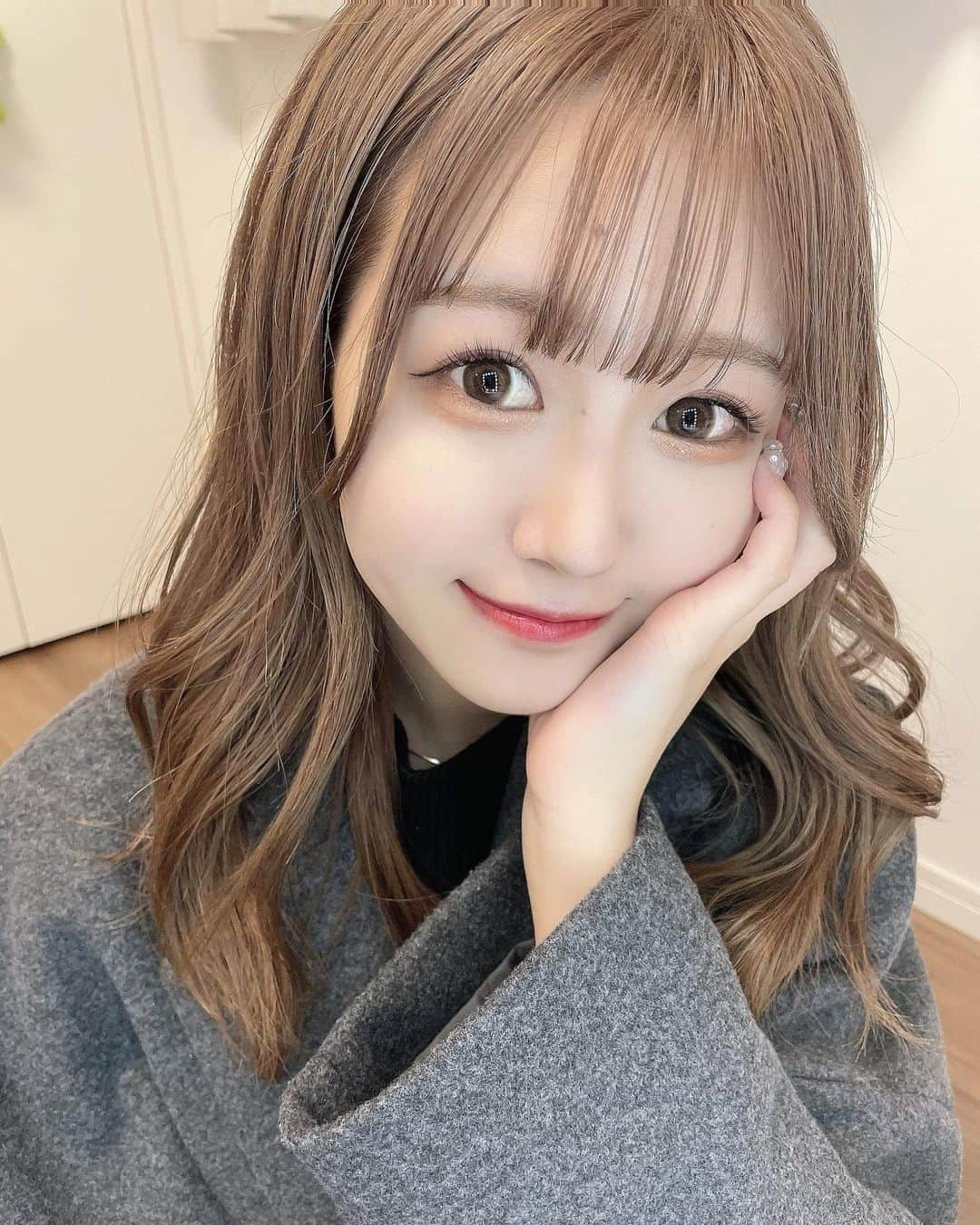 嶋田のあのインスタグラム：「ハイトーン 💇🏼‍♀️💇🏼‍♀️ . . . . #ハイトーン #ブリーチカラー #冬コーデ #ネイル #冬ネイル」