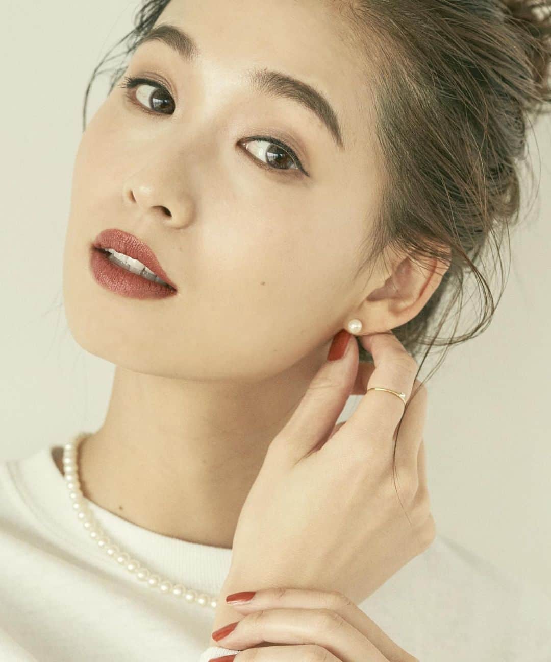 谷川りさこのインスタグラム：「Andemiuさんとコラボでセミジュエリーを作成しました！ 今日から予約開始で、1月21日に発売です！ パールの大きさにこだわったり、どれも普段使いが出来てとっても可愛くなってます！  アクセサリーの種類は全部で5種類！ パールセット　￥7,700 デザインネックレス　￥5,500 イヤカフ　￥3,850 ピアス　￥3,850 リング　￥4,950  Web storeは @andemiu_official   トップURLからチェックしてね！」