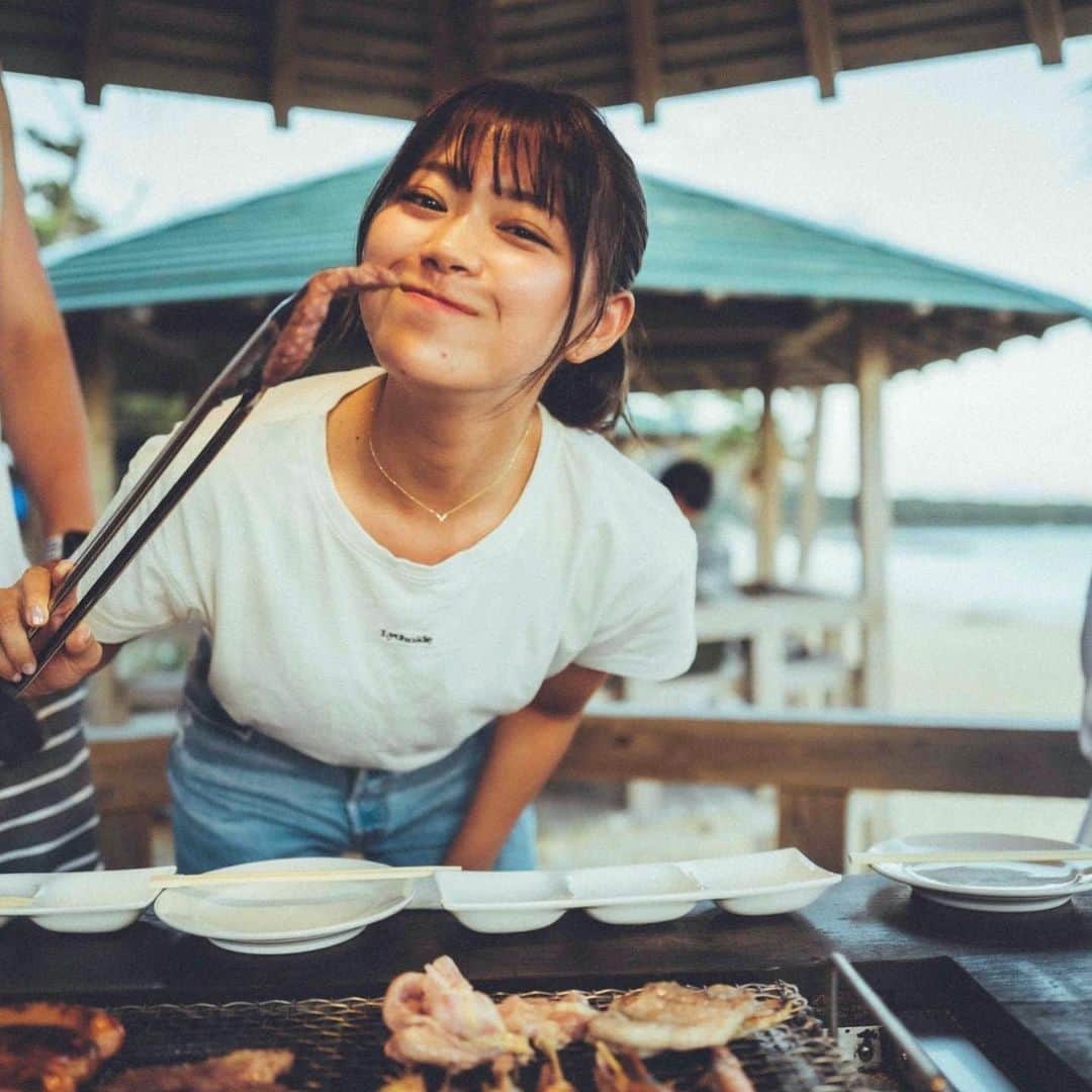 山内鈴蘭さんのインスタグラム写真 - (山内鈴蘭Instagram)「食いしん坊オフショット…🤤🍖 いつも食べてるか寝てるかだな、私って。笑 ． 海を眺めながらBBQしたの🏖 夕陽が綺麗で海の音にも癒されたなぁ☺️ ． 次の日も撮影だったから あんまり食べれなかったのが悔しかった！って言おうとしたらウインナー6本に海老7本にお肉8枚くらい食べたんだった🤢🤢🤢笑 ． ． 2nd DVD【Lily:set】 発売まであと14日だよーー💗 Amazon、セブンネット、リバプールなどで予約販売してますので是非🥰 ． ． #DVD #オフショット #BBQ #奄美大島 #デニムコーデ #Lilyset #グラビア #グラビア撮影 #大食い #食べるの大好き #食好き」1月14日 18時42分 - xxsuzuranxx
