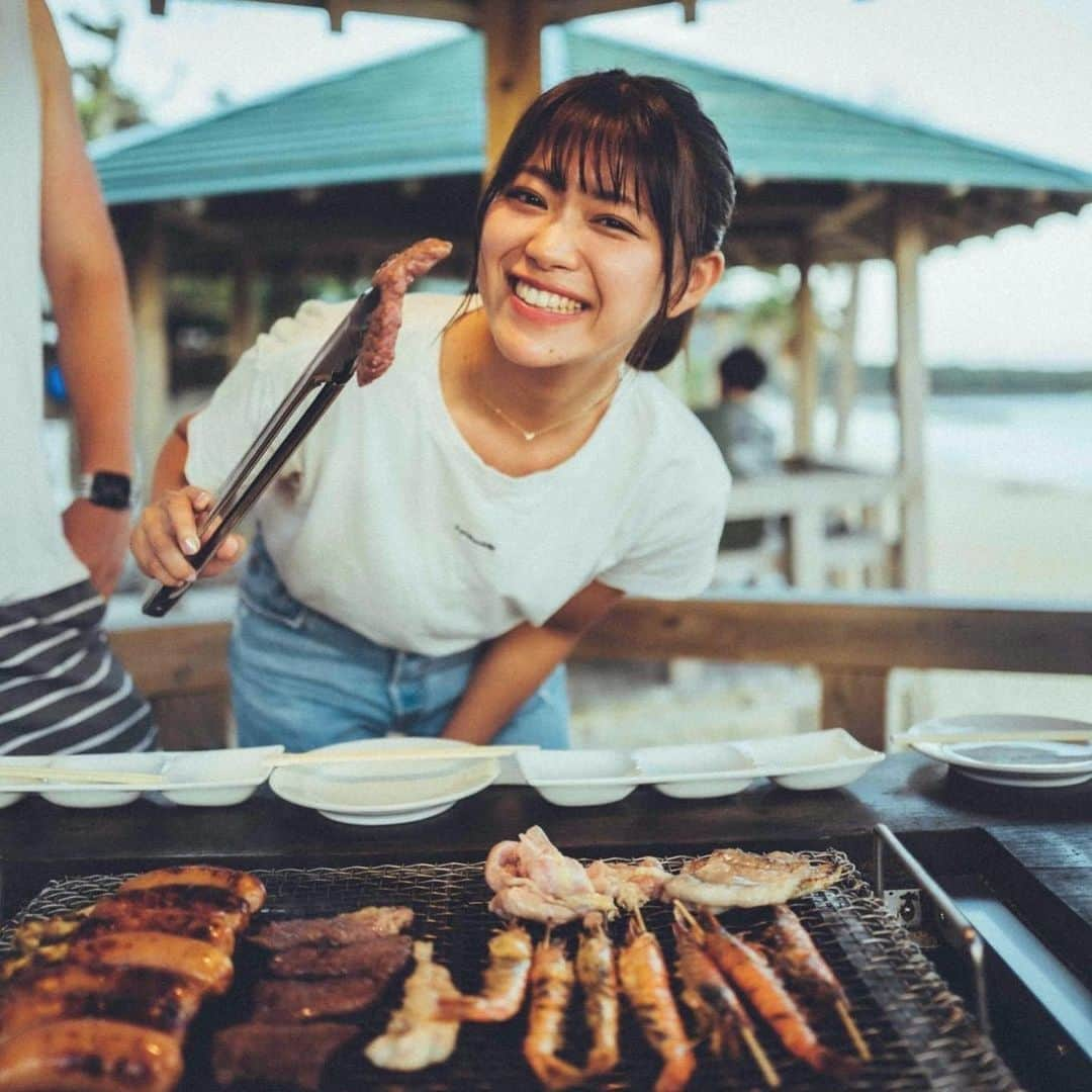 山内鈴蘭さんのインスタグラム写真 - (山内鈴蘭Instagram)「食いしん坊オフショット…🤤🍖 いつも食べてるか寝てるかだな、私って。笑 ． 海を眺めながらBBQしたの🏖 夕陽が綺麗で海の音にも癒されたなぁ☺️ ． 次の日も撮影だったから あんまり食べれなかったのが悔しかった！って言おうとしたらウインナー6本に海老7本にお肉8枚くらい食べたんだった🤢🤢🤢笑 ． ． 2nd DVD【Lily:set】 発売まであと14日だよーー💗 Amazon、セブンネット、リバプールなどで予約販売してますので是非🥰 ． ． #DVD #オフショット #BBQ #奄美大島 #デニムコーデ #Lilyset #グラビア #グラビア撮影 #大食い #食べるの大好き #食好き」1月14日 18時42分 - xxsuzuranxx