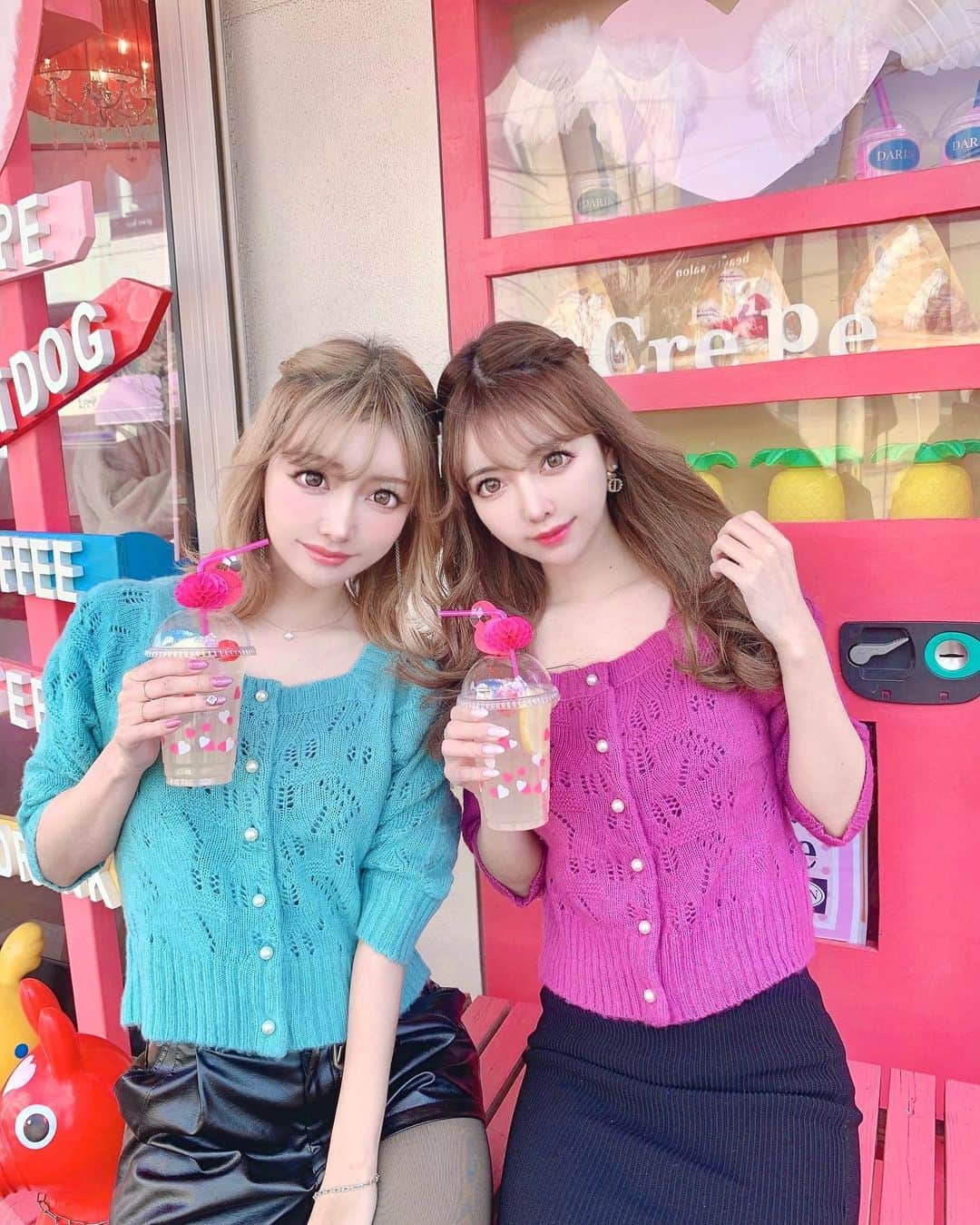 吉川ちかさんのインスタグラム写真 - (吉川ちかInstagram)「ちえさんと可愛い お店を発見しました🥺💓 田川伊田駅近くのお店で DARINって名前だよ！！  揚げパンや可愛いドリンクが 売っててインスタ映え空間も✌️💕 地元にこんな場所出来てて嬉しい！！  #田川伊田#田川伊田駅#地元#福岡#インスタ映え空間#双子#おそろコーデ #おそろいコーデ #twins」1月14日 18時46分 - yoshikawachika_1116