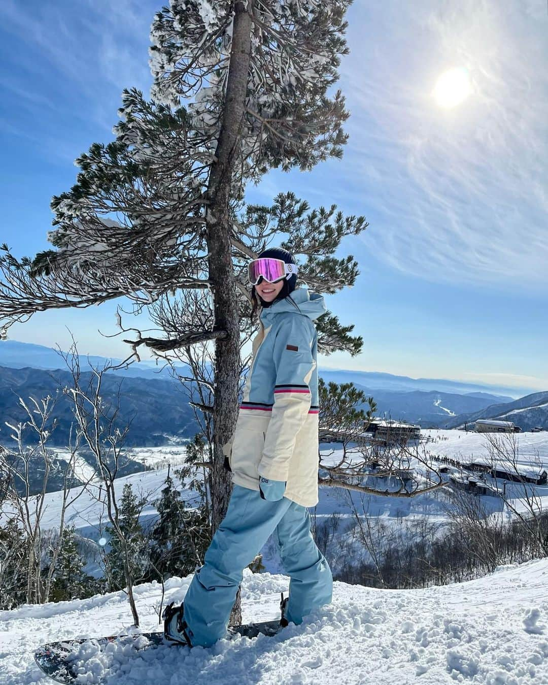 岩垂かれんのインスタグラム：「⛄️ 最近吹雪いてばっかりで なかなか晴れ間チャンスないから 写真少なめです。  そしてやっぱり青色のウエアが好き💙」