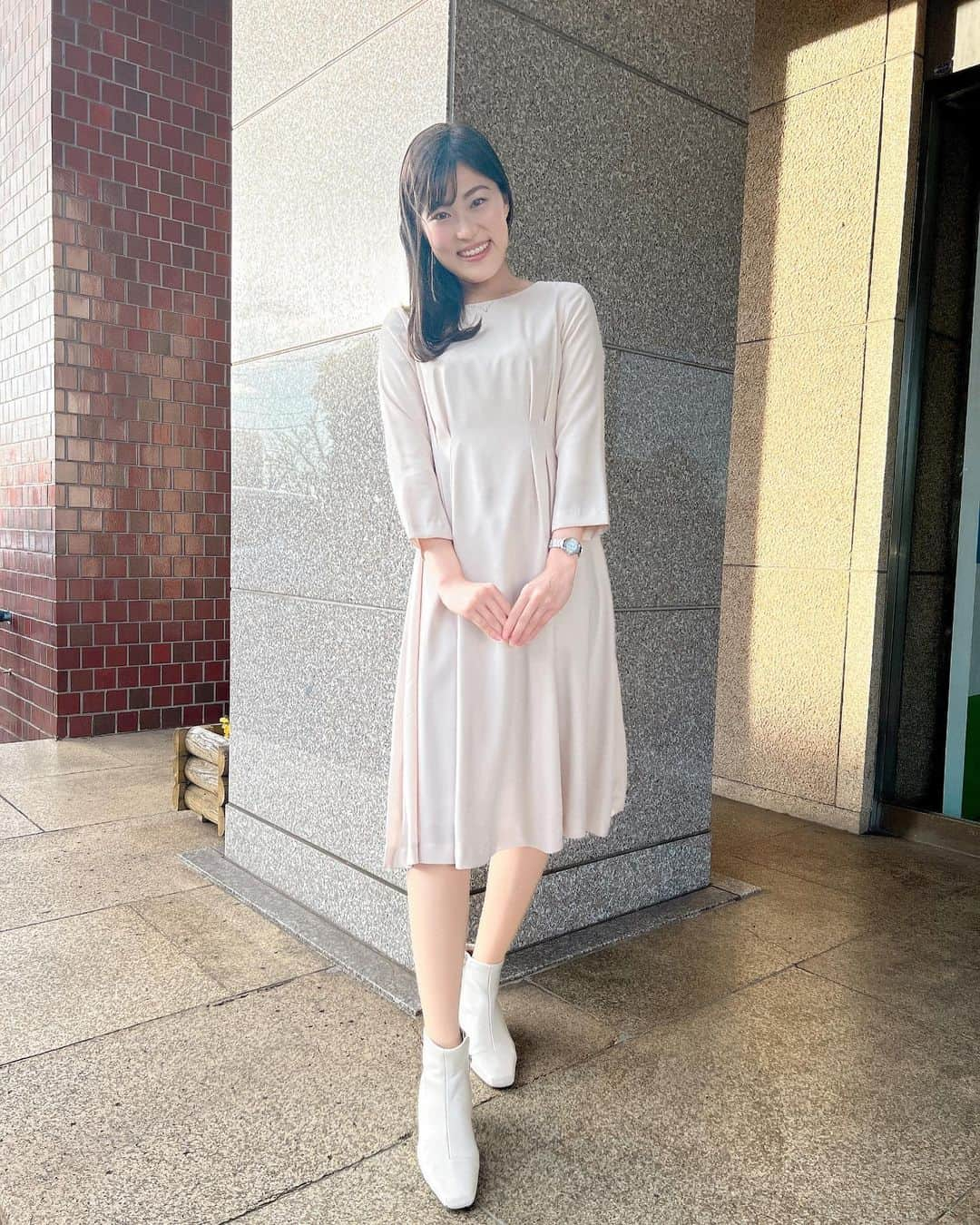 竹内里奈さんのインスタグラム写真 - (竹内里奈Instagram)「👗今週もお疲れさまです⭐️ 先日のニュース衣装は、 @whitejoola_official でした☺️ 今日も寒いですが、 あたたかくしてお過ごしください🐏 ・ ・ ・ ・ #衣装 #衣装協力 #アナウンサー衣装  #ワンピース #洋服好き #ワンピース好き #白ブーツ #女子アナコーデ #アナウンサー #フリーアナウンサー #竹内里奈」1月14日 19時22分 - rina.takeuch