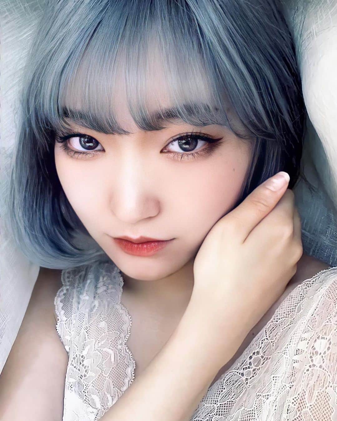 柊里杏のインスタグラム：「青髪すぐ色落ちする儚い色でした。 多分もう明日にはグレーに。」