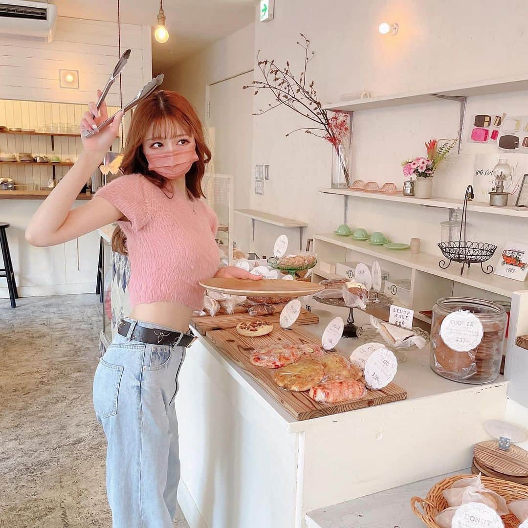 あやちゃんさんのインスタグラム写真 - (あやちゃんInstagram)「🍓🫖Chigaya Kuramae🥨🧁  蔵前にあるかわいいパン屋さんにいってきたよーう🐈‍⬛🖤  店内はもちろん入口もかわいい😊 落ち着いた雰囲気でとってもおすすめ☕️ このドーナツラスイチだった🥺  🍒´-－－－－－－－－－－－－❤️ 蔵前駅 徒歩7分 📍東京都台東区鳥越2-8-11 9:00～18:30 定休日 月曜  #蔵前カフェ #蔵前 #蔵前ランチ #蔵前グルメ #蔵前散歩 #蔵前カフェ巡り #東京カフェ #東京駅グルメ #浅草カフェ #両国カフェ #韓国カフェ #韓国っぽカフェ #韓国っぽ #韓国コーデ #パン屋 #パン屋巡り #パン屋さん #カジュアルコーデ #デニムコーデ #デニムパンツ」1月14日 19時42分 - aya.you.love.r