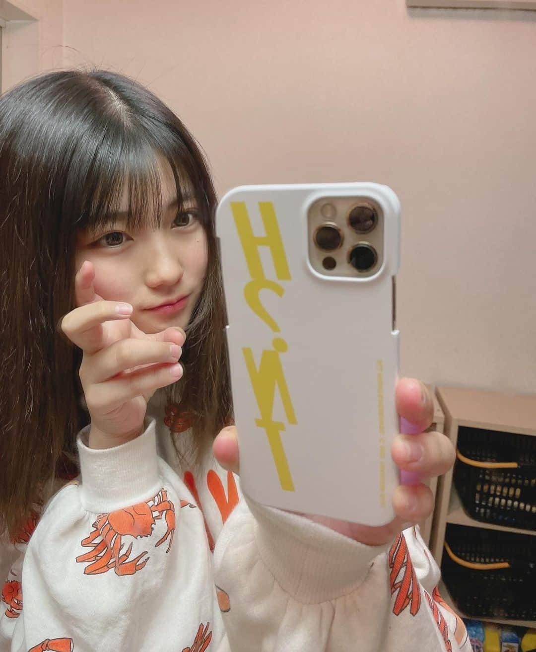 岩橋さきのインスタグラム：「H?NTのスマホケース、白バージョン欲しくて 自分用に作ったら可愛かった😚 数量限定で販売するのでよかったら！買ってね！ 本当に少ししかないので、無くなったら終わりです！😎 https://iwahashisaki.official.ec/」