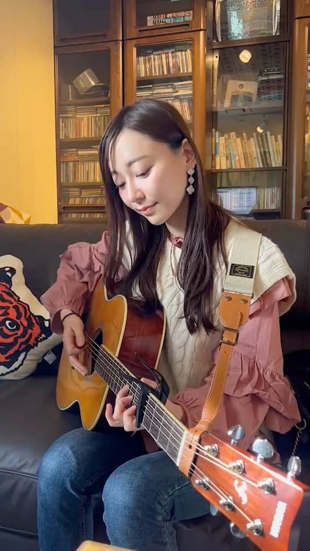 葉月祥子のインスタグラム：「恒例の？すっぴんギター弾き語り動画のコーナーです🧚🏻‍♀️✨ ⁡ ⁡ ⁡ ✨星屑ヴィーナス/aimer ⁡ ⁡ ギターを、アンプ内蔵のトランスアコースティック YAMAHA FS-TA にしてから、音がすごく良くて、ギター弾くのがとても楽しいです！ ⁡ ⁡ (うたはnoマイクで練習なのでひいきめに見てくだせい笑☺️👼✨) ⁡ ⁡ うしろで流れてるギターは、fragranceの @ta2ya_bentokidz 🍀毎回曲作りの合間に好きな曲を練習がてらこうしてセッションしています♪ ⁡ p.s ⁡ fragranceの新曲がようやく2曲完成しそうです👏🏻長かった🥲配信予定は来月です♪今年の目標は、ミニアルバムを出すこと🤽🏻‍♀️ ⁡ メロディーと作詞と構成も考えるので、なかなか完成しなかったのですが、ここにきてようやく🌻☺️ ⁡ 大好きな音楽での表現も、今年はがんばってたくさんトラいしたい♪ ⁡ 🐯年なだけに🤗 ⁡ ⁡ #弾き語り #アコースティックギター #ヤマハ #yamaha #fsta  #coversong #aimer #星屑ヴィーナス  ⁡ #fragrance #ハウスユニット #housemusic #音楽  ⁡ #spacecraft #葉月祥子」