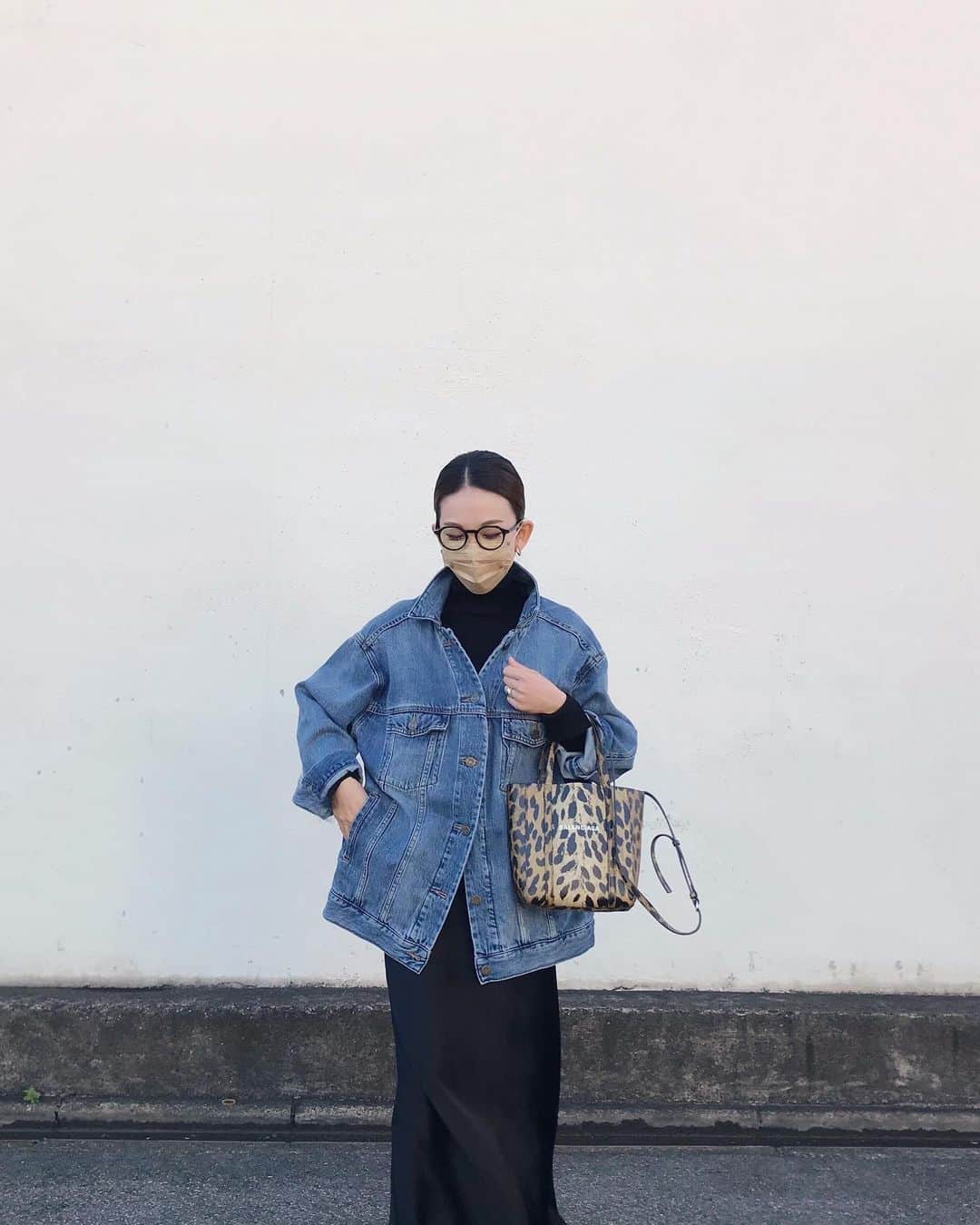 のインスタグラム：「・ ⁡ 寒い日はタートルにデニムJKにコート ⁡ 最近のお決まりパターンです☺️ ⁡ そのうちこのデニムJKにペイントしたいな♡ ⁡ ⁡ ⁡ jk… #milaowen  knit &skirt … #zara ⁡」