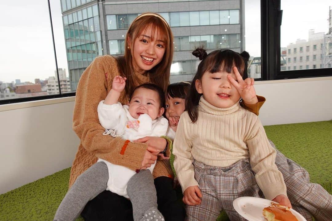 のインスタグラム：「. . . ゆうひな家4姉妹なりました😚💗. . . かのんちゃんとの初コラボ😍 とーーーってもキラキラかのんちゃん ほんとに可愛かった、、🥺💗. . . ゆうひなたチャンネルでは ミスドを爆食いして 風船ゲームをしてあそびました😂 風船ゲームがまた面白いww. . . かのんのんのんTVでは かのんちゃんにメイクしてもらって 可愛く変身しました😉💎. . . かのんちゃん、 たくさん遊んでくれて ありがとうございました☺️🤍🤍. . . みんなYouTubeチェックしてね🔥 . コラボしてくださる方が居たら 是非是非DMくださーい🤩👏. . .」