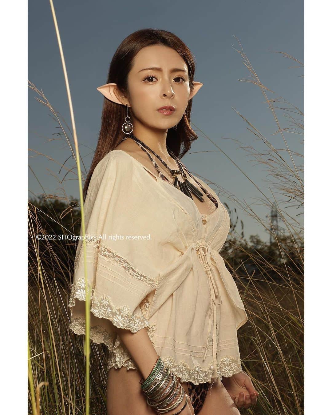 シト山口のインスタグラム：「次回の高村舞デジタル写真集②用にレタッチした 高村舞さんのエルフ🧝‍♀️ エルフ今昔ということで ２枚目は2005年、個展用の作品。モデルは黒宮ニイナさん  model #高村舞　@takamura_mai  photo シト山口 @sito_yamaguchi    #ポートレート #作品撮り  #コスプレ　#エルフ　#elf ＃付け耳 ＃高村舞」