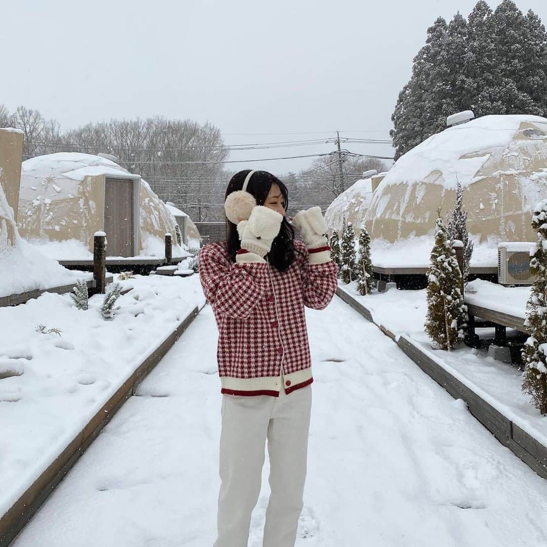 あみさんのインスタグラム写真 - (あみInstagram)「. . .   . . ☃️🧶 ’-  今年はたくさん雪見れて嬉しいなあ ~ !! 積もった雪って本当になんでこんなに可愛いの？  雪の積もったベンチも街灯も木も好きすぎる🤍  グランピングの写真まだまだいっぱいあるから 徐々にのせてこっ ⍥ 💭  knit : grl pants : gu boots : who's who chico  . . . #雪 #雪だるま #冬コーデ #赤ニット #赤チェック #チェックコーデ #デニムパンツ #ブーツコーデ #手袋 #イヤーマフ #ハミルの森 #ハミルの森グランピング #那須塩原 #那須グランピング #茨木グランピング #グランピング #ドームテント #バーベキュー #コテージ #キャンプ #grl #グレイル」1月14日 20時33分 - ami___nmo