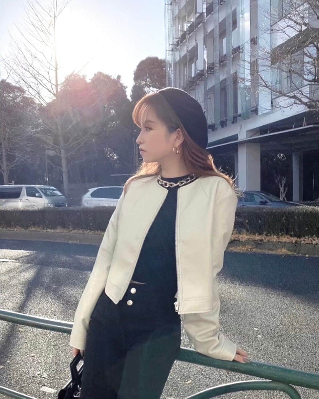 木田絵里香のインスタグラム：「. ライブでもチラ見せしたライダース🤍🤎🖤 結構ショートな丈感✌🏼 . わたしはベージュがすき🤔💭 . #ライダース#ジャケット#ジャケットコーデ」