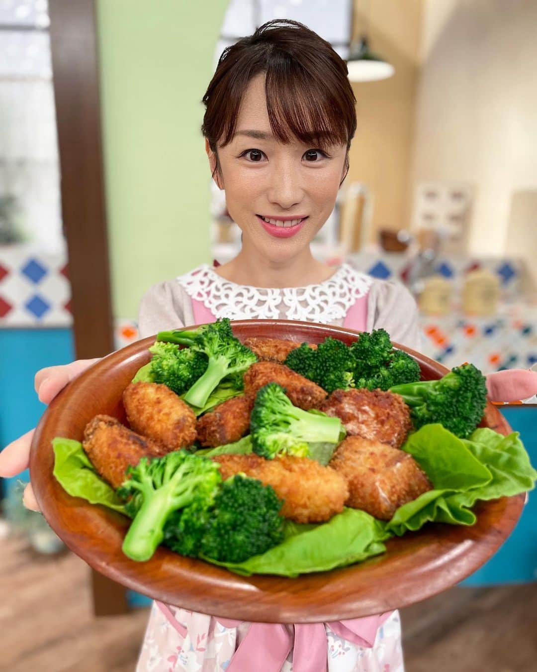 堂真理子さんのインスタグラム写真 - (堂真理子Instagram)「明日、テレビ朝日で朝4：55〜の「おかずのクッキングは、「鰤（ブリ）カツ」と「貝柱の混ぜご飯」をご紹介します🍴 照り焼き以外の、ブリの新たな魅力が詰まった調理法です♪たっぷりの野菜といただきます🥰  本日、番組が3月いっぱいで終了することが発表されました。土井先生のお父様の時から、48年間続いた番組。私はその内の3年半という期間でしたが、番組に携われたことを心から幸せに思います。今はただただ残念で寂しい気持ちでいっぱいですが、まだ残りの収録も控えています。最後まで土井先生のアシスタントを精一杯努めます！  明日の放送も、どうぞお楽しみに🥰   #おかずのクッキング   #土井善晴 先生  #料理  #明日 の  #放送 は  #ブリの  #カツ  #貝柱 の  #混ぜご飯  #堂真理子 #テレビ朝日 #アナウンサー」1月14日 20時32分 - mariko_do