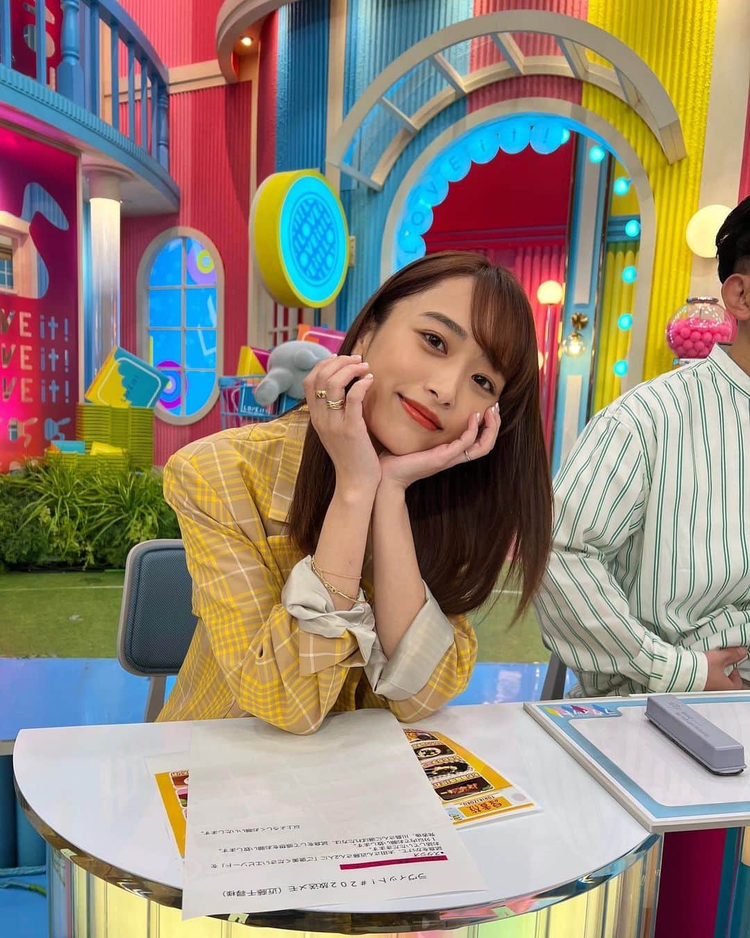 近藤千尋のインスタグラム：「本日ラヴィット ありがとうございました💓 クイズが多くて頭フル回転🧠笑💦  今日も豪華なゲストの皆さんと (阿部寛さん二人いた説) 本当に沢山笑わせてもらいました🤣笑  私も伸び伸び楽しくさせてもらって。。 昔のエピソードのおかげで スペアリブを食べることが出来ました🥰笑  鳥貴族のランキング 本日もはずれちゃったけど 鳥貴族行きたくなったなぁ🍖  もう衣装は春服です😊🌸 二枚目太田夫婦二人とも顔が。笑  今は寝かしつけが終わったところ😪 洗濯、お皿洗い、する気が起きない🤫 とりあえず、スキンケアしよ。笑  本日の衣装  ウェア @31philliplim  アクセサリー @unoaerre_japan  シューズ @charleskeith_jp  別のお仕事の時の衣装❣️  カーキワンピース @tiit_tokyo @the.pr_  アクセサリー @danaethefashion」