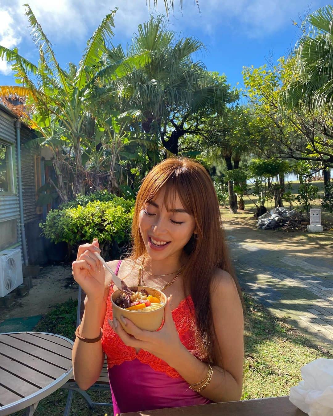 細井宏美のインスタグラム：「アサイーより牛丼の方が100倍好きだけど、アサイーって目が覚めるぐらい美味しいよね‼💜 ローカル感とブラジル人のオーナーさん?の魅力的な笑顔&ハッピーな人柄が最高なお店🌞✨ #happybowls#okinawa#yummy」