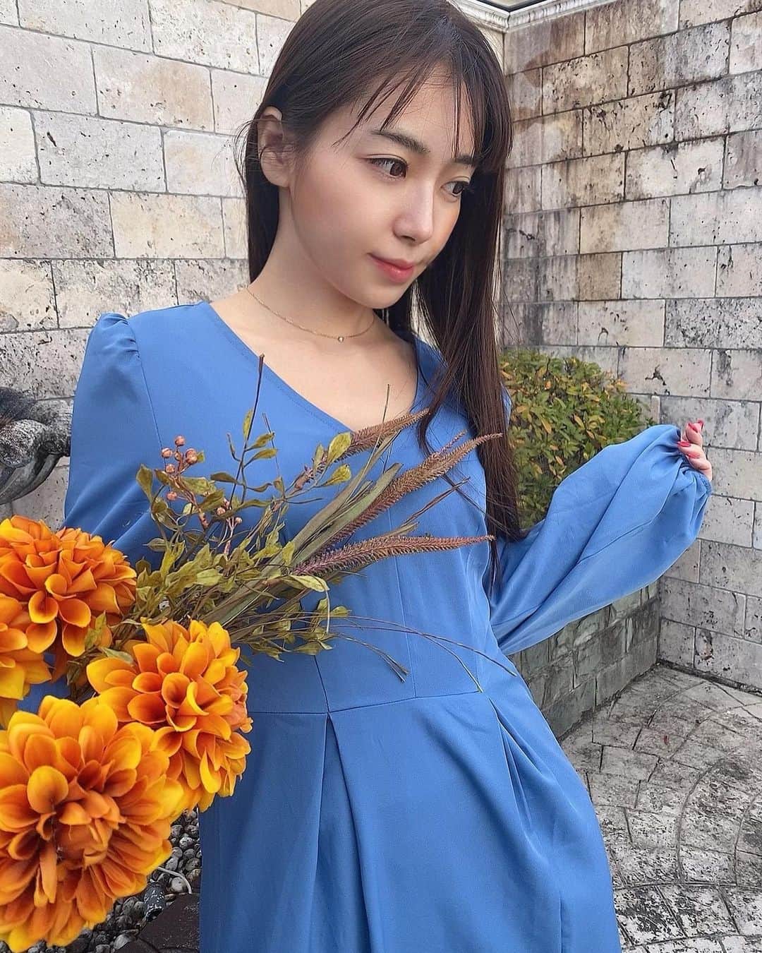 中村かなのインスタグラム：「🌼🤍𝑶𝑶𝑻𝑫💙 ・ ・ ダークカラーになりがちな冬ファッションは なるべく明るい色の服をチョイスしてます🌼💙🌼 ・ 👗dress: @shein_japan  🥾boots: @shein_japan  ・ ・ プチプラでレディース.メンズ.子供服.アクセサリー.インテリアまで ラインナップが幅広く お気に入りサイト💙✨ ・ ・ 1/31 まで @shein_japan のアイテムが 6000円以上のご購入で20％オフになるクーポンコード👉 【JS545】 ・ ・ ・ #SHEINJAPANSALE #SHEIN #SHEIN購入品 #今日のコーデ #OOTD #冬コーデ #購入品紹介 #プチプラコーデ #プチプラ #骨格ウェーブ #骨格診断 #イエベ秋 #イエベ #japanesegirl #nagoya #オレンジリップ #ワンピース #ワンピ #ワンピース好きな人と繋がりたい」