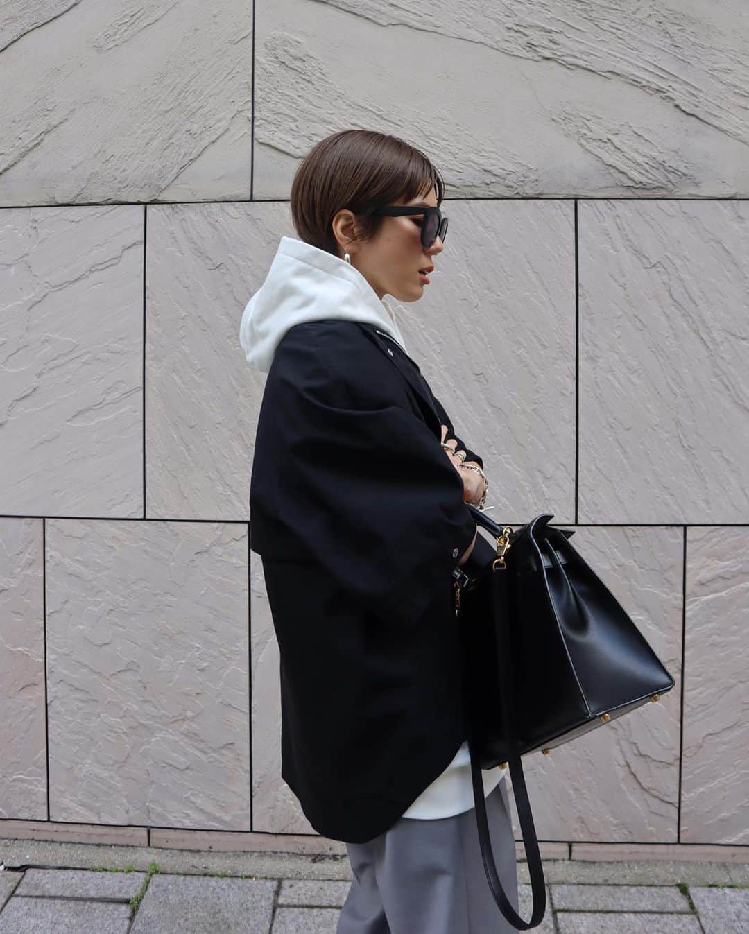 正中雅子のインスタグラム：「volume sleeve blouson🕊  昨年、大人気でリクエストが絶えなかったブルゾンも予約ラインナップに！  これ、ほんと夏までかなり使ったので スタッフみんな心からオススメの1枚です🖤  去年は襟のブラウスを出してきたり、したけど今年はフードも良い♡  お見逃しなくです！  1/20 thu. PRE ORDER start!  #MACHATT #masaco服」