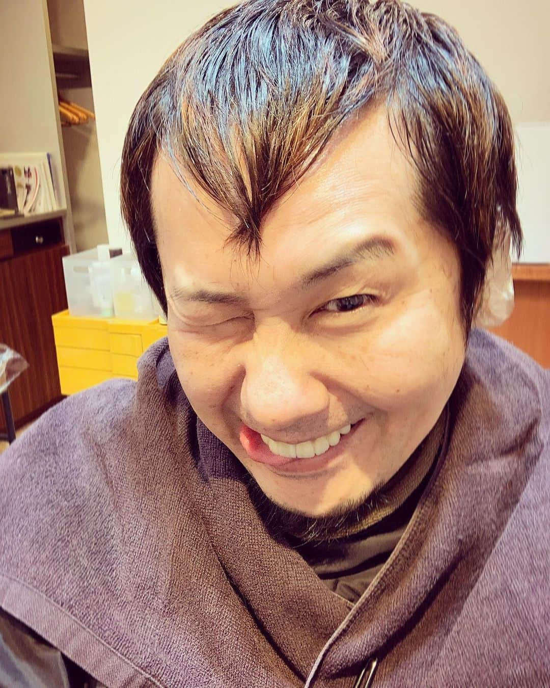 横山健さんのインスタグラム写真 - (横山健Instagram)「. ライブも発表されたことだし、今日は散髪！  「BTS みたいにして！」ってお願いしたらこうなりました。 これは BTS じゃなくて THR (たこ八郎さん)じゃないですか？？  #bts #thr #kenyokoyama #横山健 #pizzaofdeath」1月14日 20時53分 - kenyokoyamaofficial