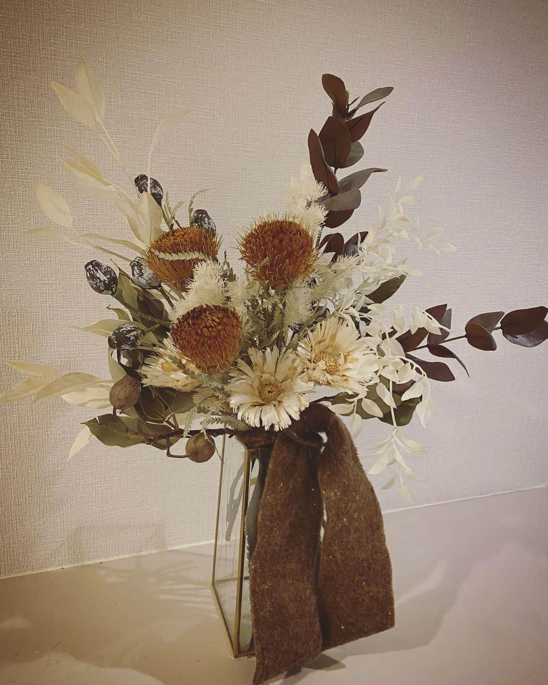畑野ひろ子のインスタグラム：「@willgarden_official  ドライアンドラのブーケにはフェルトリボンをざっくり巻いて🎗  #flower #flowers #life #lifestyle #bouquet #dryflower #gift #サスティナブル #willgarden」