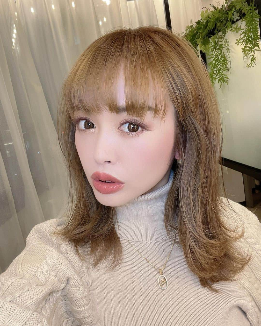 のインスタグラム：「じゃーーん♡ イメチェンしちゃいましたっ💕  重めバング復活〜♡！！！  そして髪色もハイトーンベージュで冬らしく💕  私服の色味に合うから最高♡  今年初Rrサロン💕 安定の髪質改善しながら１時間弱で終わっちゃうから助かりすぎて😍✨✨✨  今年もよろしくお願いします♡ @rrsalon.aoyama  @chisaki_inoue」