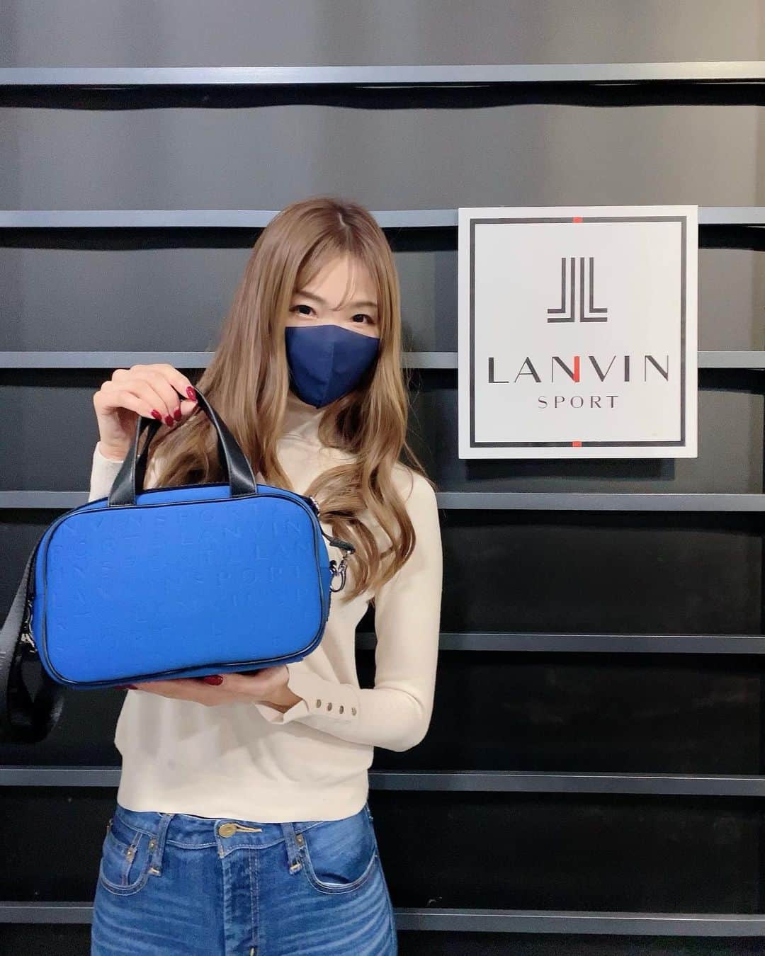 のインスタグラム：「. 今日はランバンスポールの2022 A/W 展示会へ行ってきました❤️ @lanvin_sport_official  新作もシルエットが綺麗でかわいいウェアが沢山🥰❤️  写真のカートバッグのブラックもオーダーしたよ🥳 普段使いもしたいなぁ💭❤️  そして、私がデザインさせていただくコラボバイザーもほぼ完成形に近づいてきました❤️ 本当にかわいいものになったので楽しみにしていてください🥺❤️あ〜早く発表したい❤️❤️」