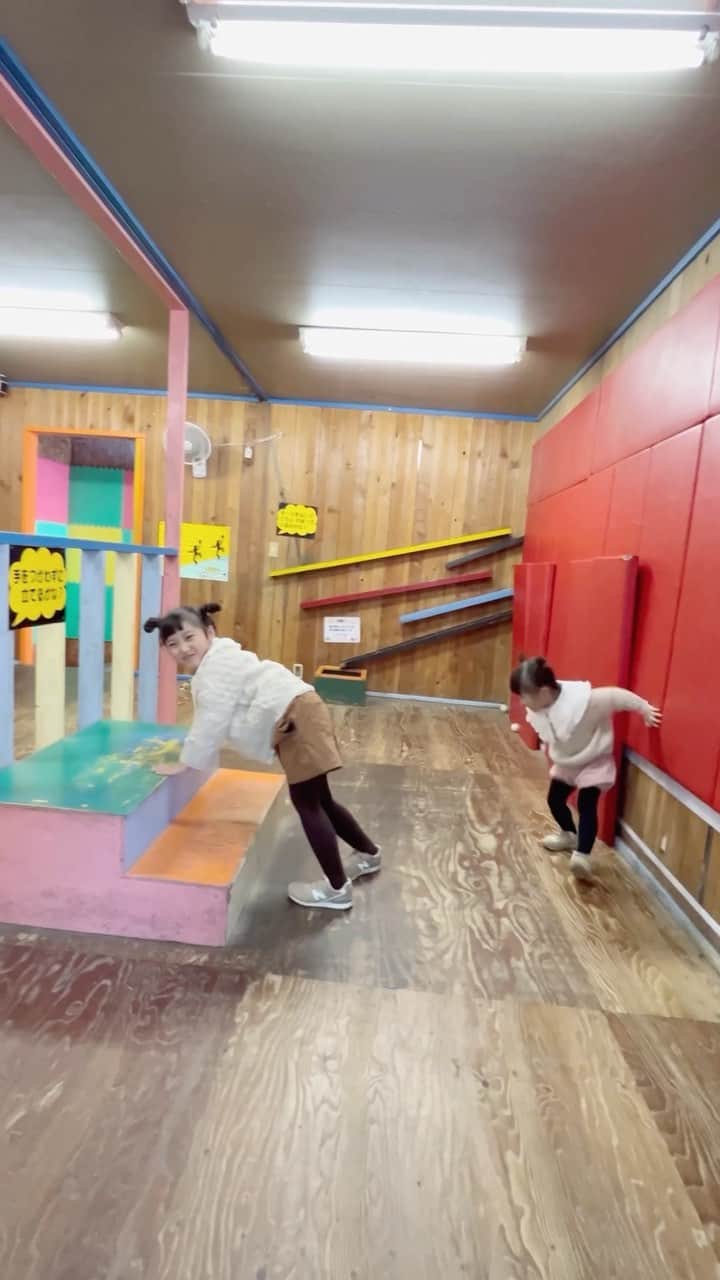 のインスタグラム：「2人とも頼んでないのに変な顔ばっかりしてくるのなんなん😂  まっすぐ立てない部屋  次女は壁に激突しまくりで こっちが危ない！とヒヤヒヤしまくってたけど楽しかったようです。  私はこの部屋にいるだけで酔う〜  #まっすぐ立てない部屋 #やめろやシリーズ」