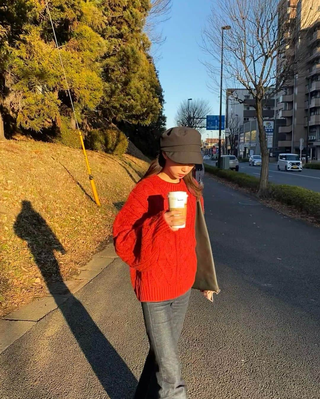 木下桜さんのインスタグラム写真 - (木下桜Instagram)「. スタバ持ってご機嫌です🥤 カラーニットは気分が上がるぅ🧶🤍 このオーバーサイズも可愛いっちゃん！！  #yo__style  #kaleno #赤ニット #カラーニット #デニムコーデ #mm6 #フレアデニム」1月14日 21時21分 - yo_kinoshita